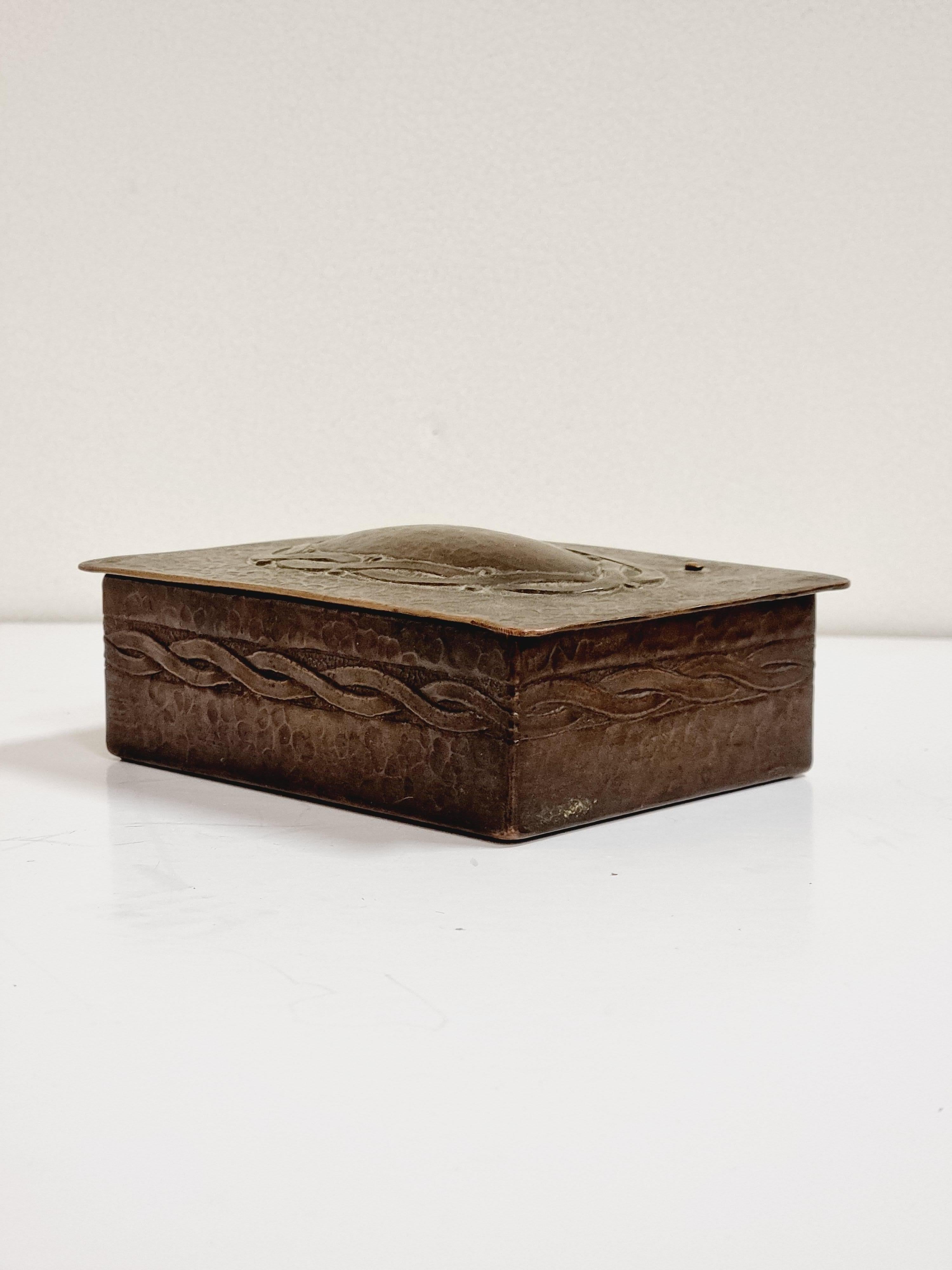 20ième siècle Bernham Linder, boîte en cuivre martelé, Jugend, Suède, début des années 1900. en vente