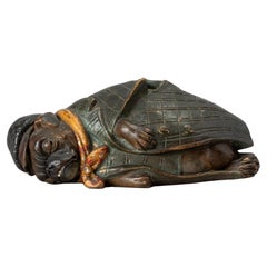Sculpture en terre cuite de Bernhard Bloch d'un chien tipsy en imperméable à carreaux