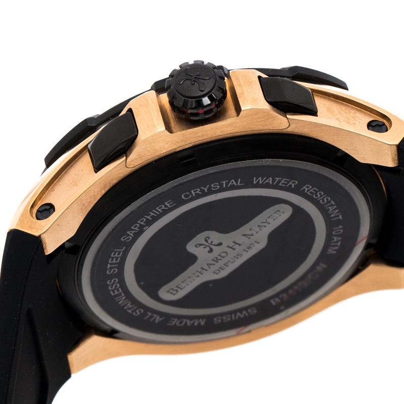 Tragen Sie Luxus an Ihrem Handgelenk mit dieser Victor Chronograph Armbanduhr von Bernhard H. Mayer. Die in der Schweiz hergestellte Uhr aus rosévergoldetem Edelstahl wird von einem Kautschukarmband gehalten. Sie ist mit einem Quarzwerk ausgestattet