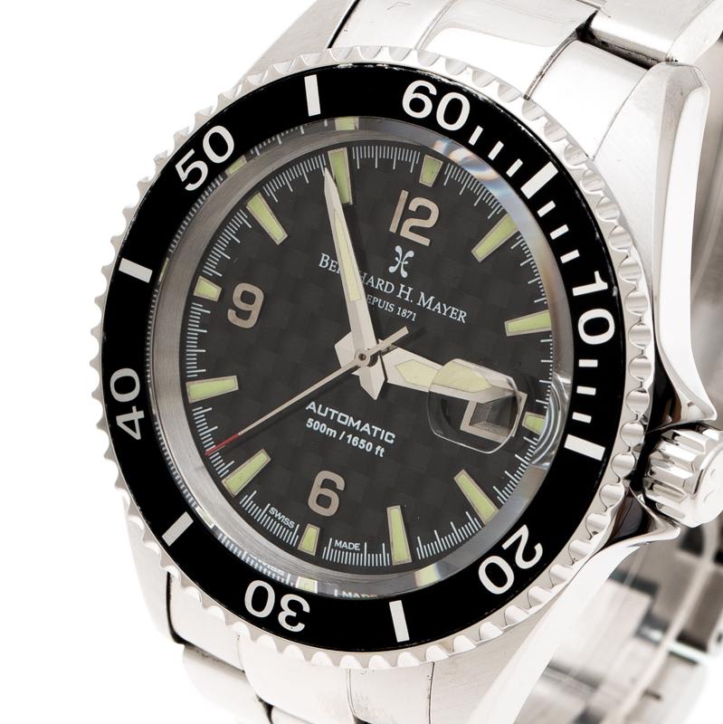 Diese Nauticus-Uhr von Bernhard H. Mayer ist ein Beispiel für die exzellente Tradition des Labels und wird in limitierter Auflage hergestellt. Sie besteht aus Edelstahl. Sie hat einen Gehäusedurchmesser von 43 mm, eine schwarze Keramiklünette und