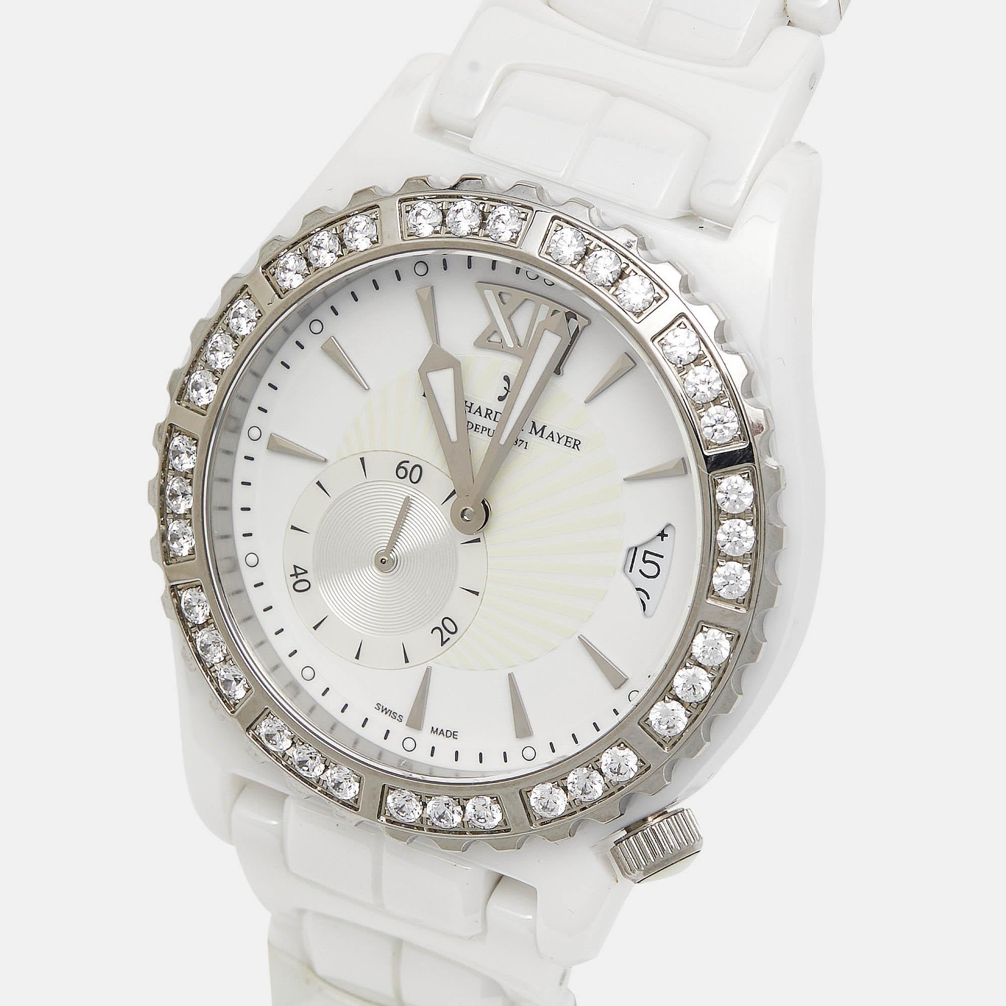 Flaunt this well-crafted timepiece from Bernhard H. Mayer on your wrist and be ready to receive compliments. Swiss-made, this La Vida comes in a white ceramic body with a 38 mm case held by a link bracelet. Its rotating stainless steel bezel is