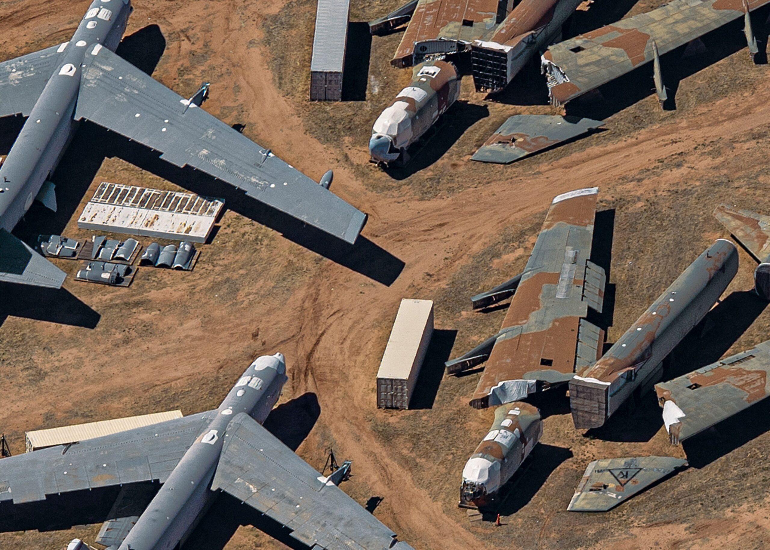Boneyard 003 by Bernhard Lang - Aerial view photography, planes, Air Force Base in vendita 5