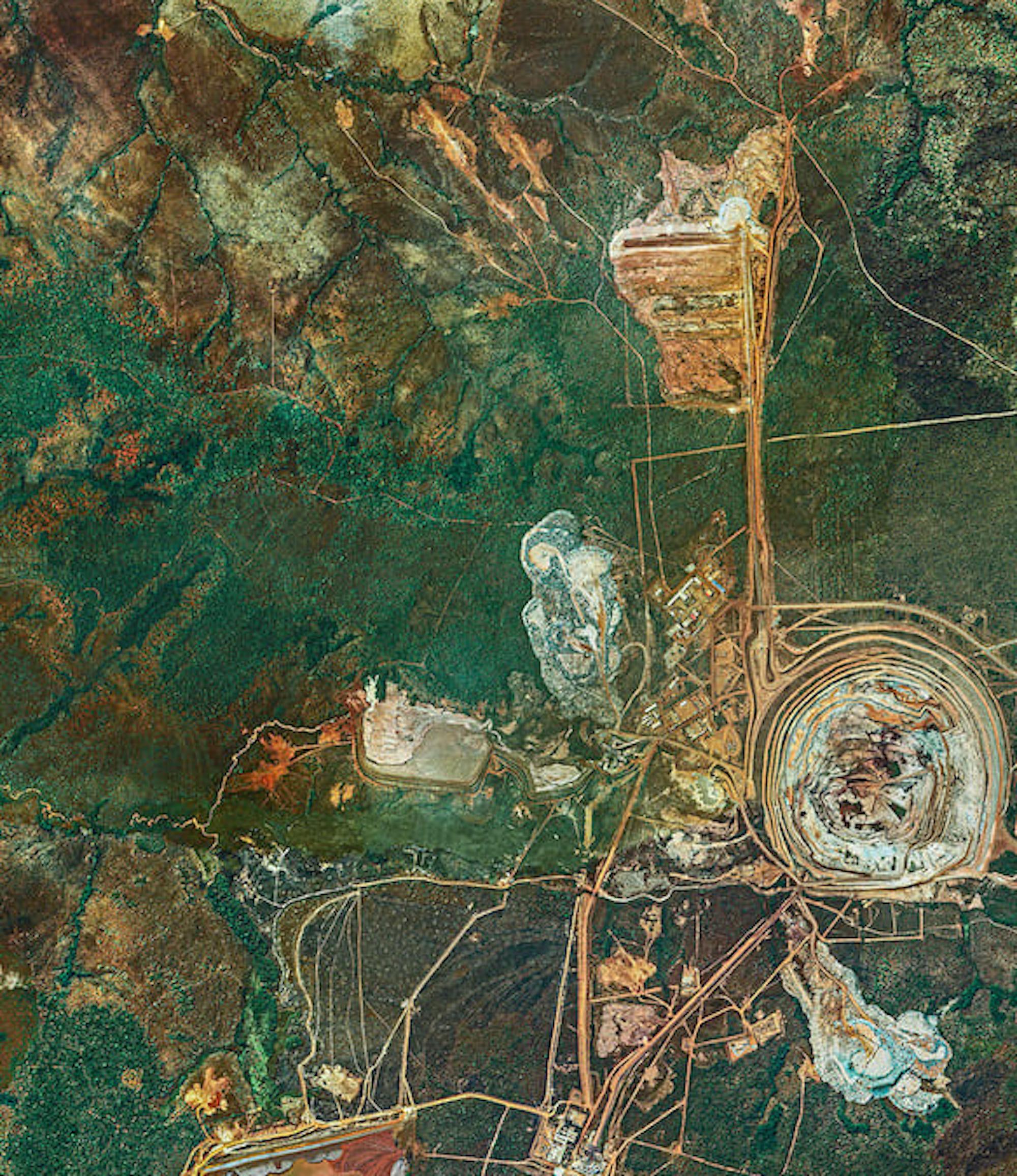 African Mines 007 de Bernhard Lang - Fotografía aérea abstracta, medio ambiente en venta 3