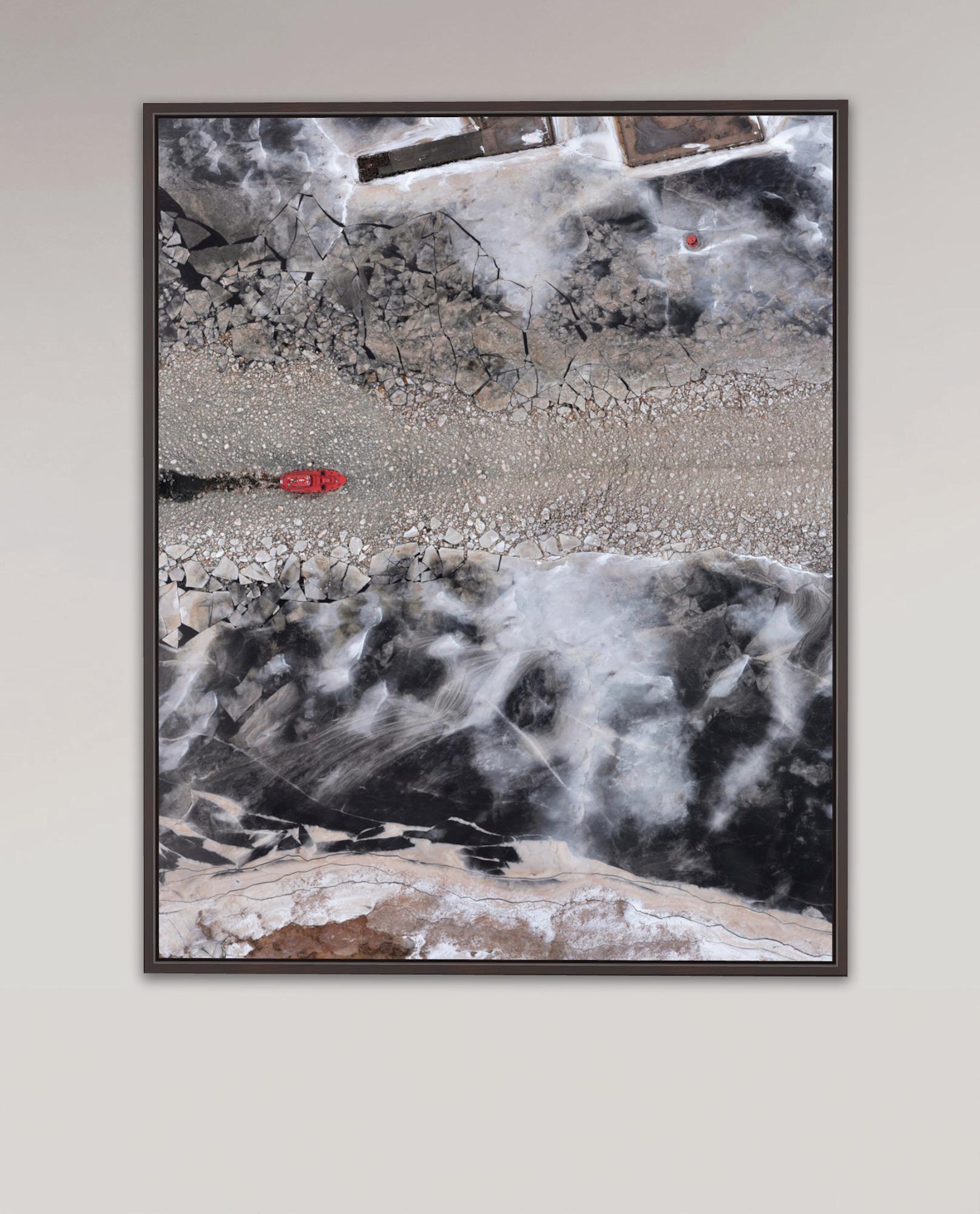 Baltic Ice II, Paernu 001 von Bernhard Lang – Luftaufnahme, Winter, Boot im Angebot 3