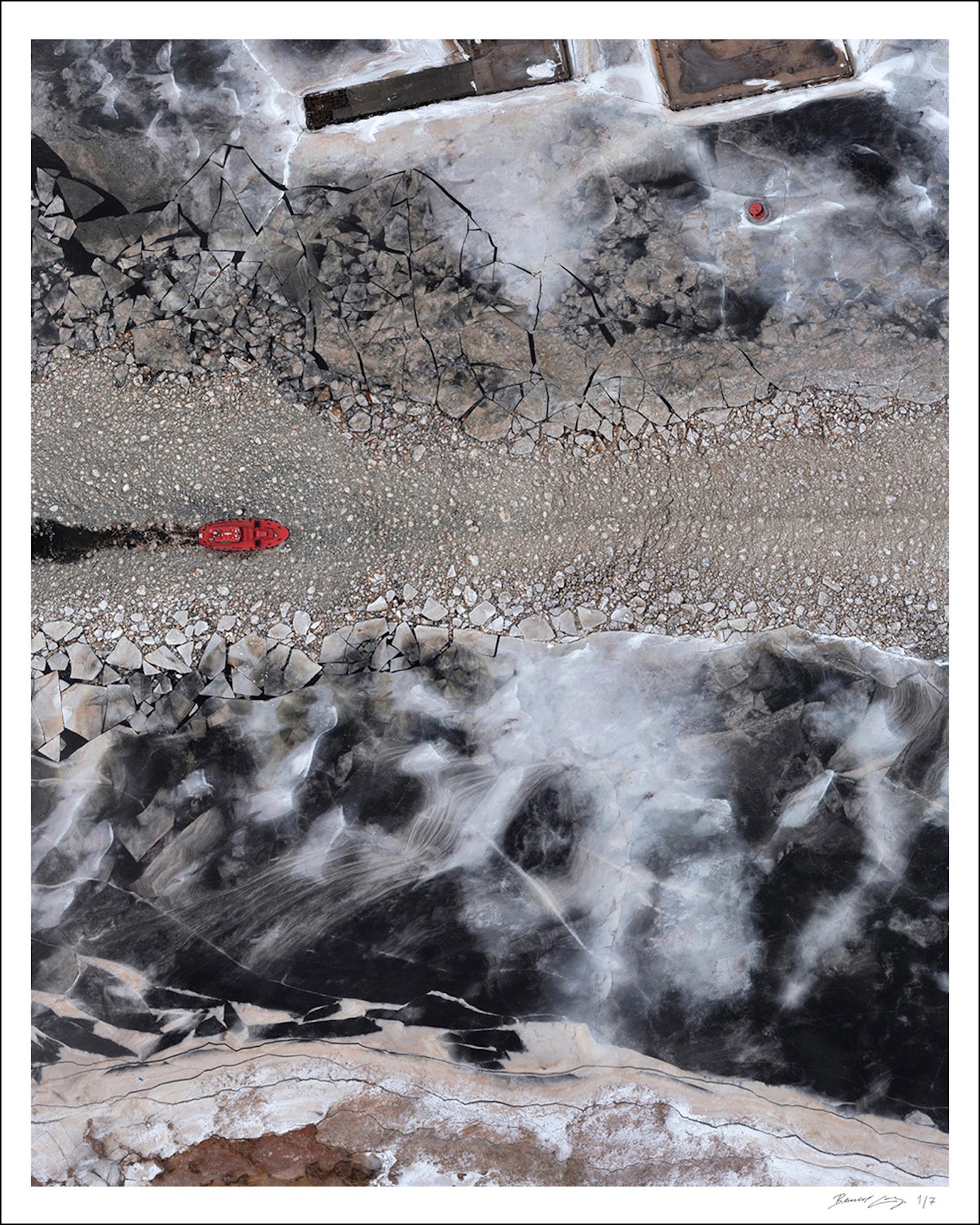 Baltic Ice II, Paernu 001 von Bernhard Lang – Luftaufnahme, Winter, Boot im Angebot 5