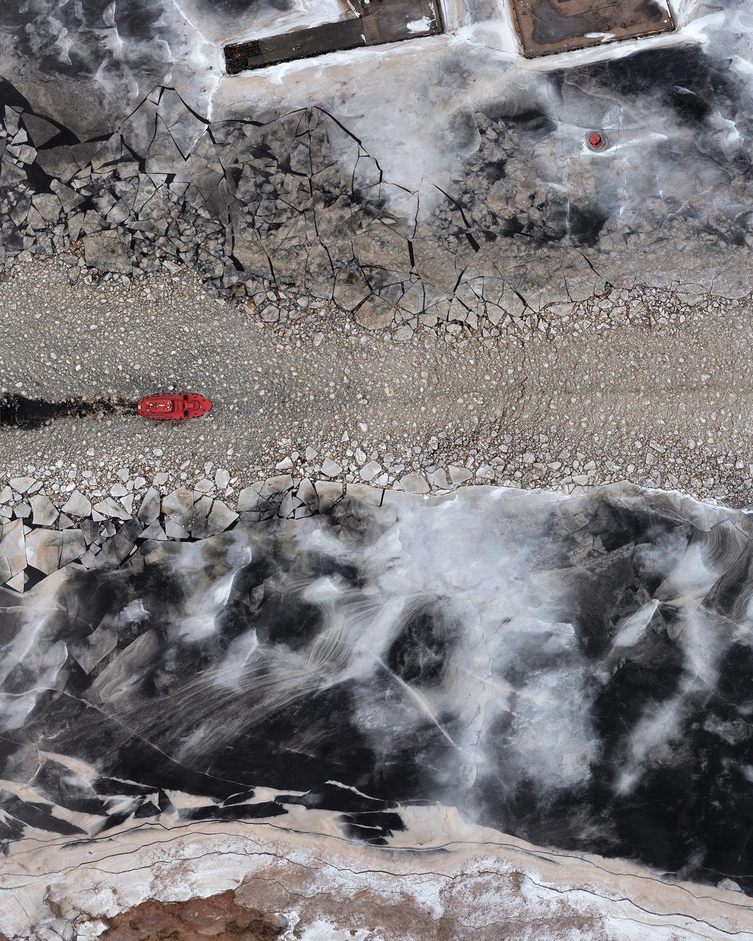 Hielo Báltico II, Paernu 001 de Bernhard Lang - Fotografía aérea, invierno, barco