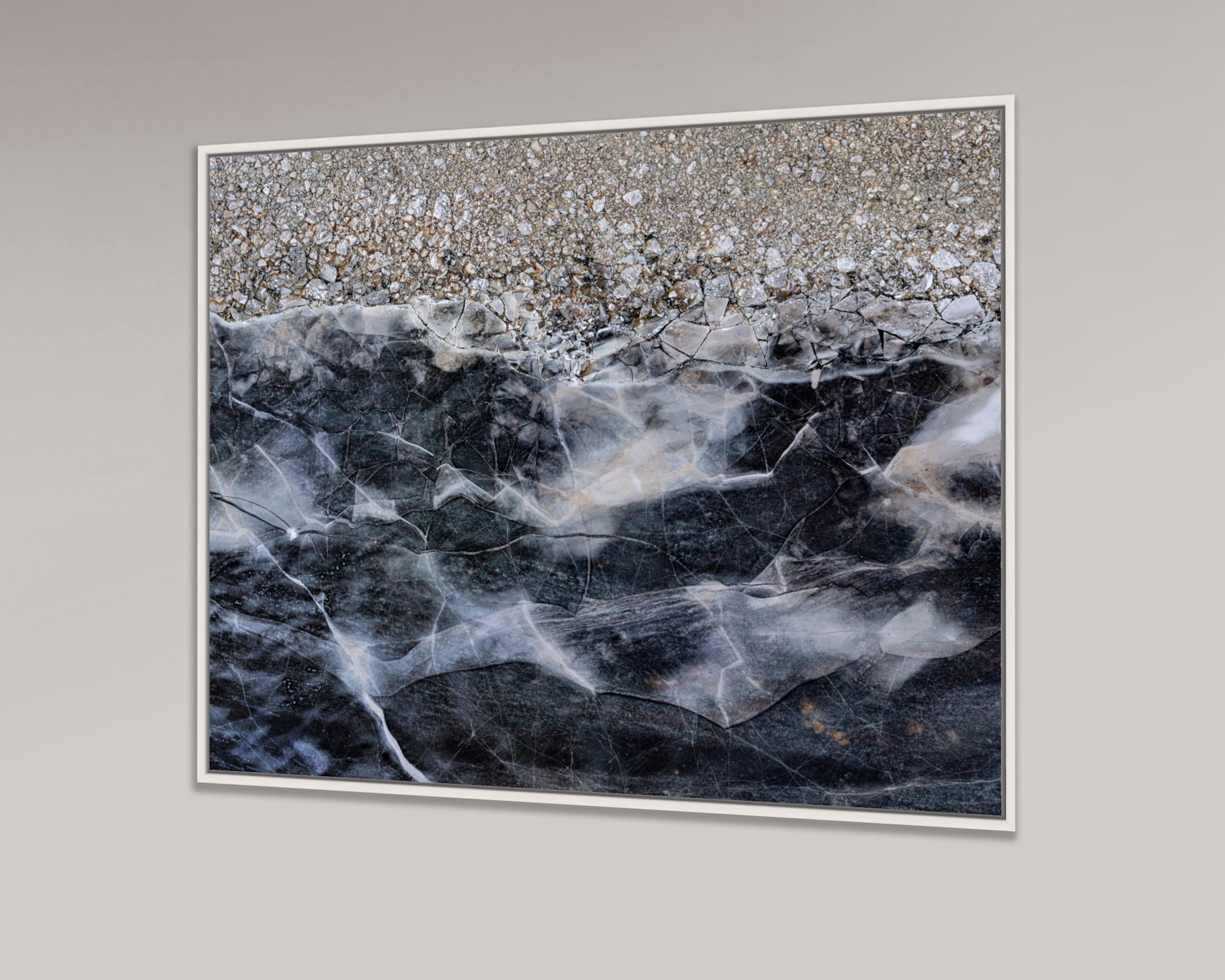 Hielo Báltico II, Paernu 007 de Bernhard Lang - Fotografía aérea, invierno, azul en venta 3