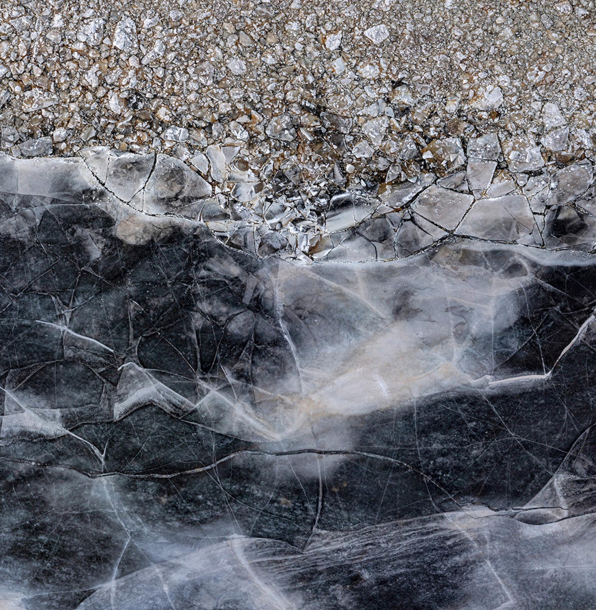 Hielo Báltico II, Paernu 007 de Bernhard Lang - Fotografía aérea, invierno, azul en venta 4