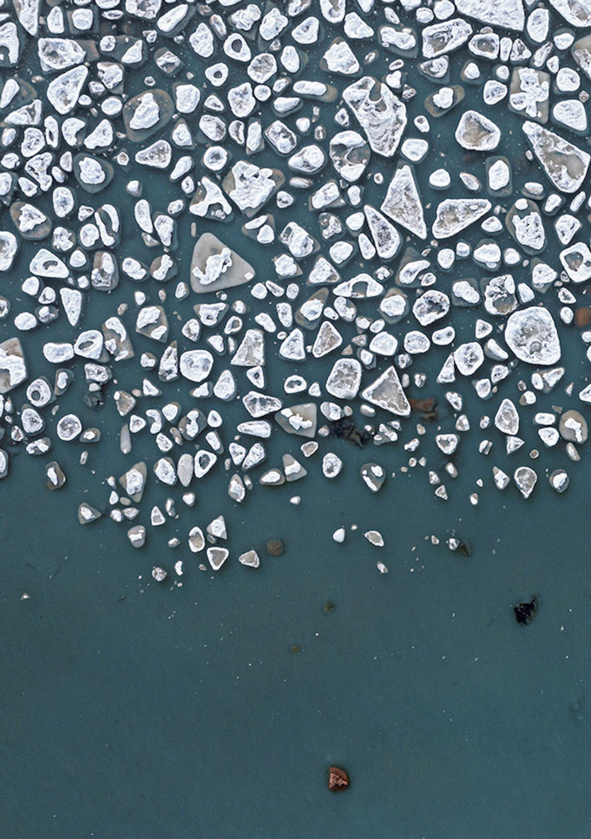 Hielo Báltico, Kakumaee 003 de Bernhard Lang - Fotografía aérea, invierno, azul en venta 2
