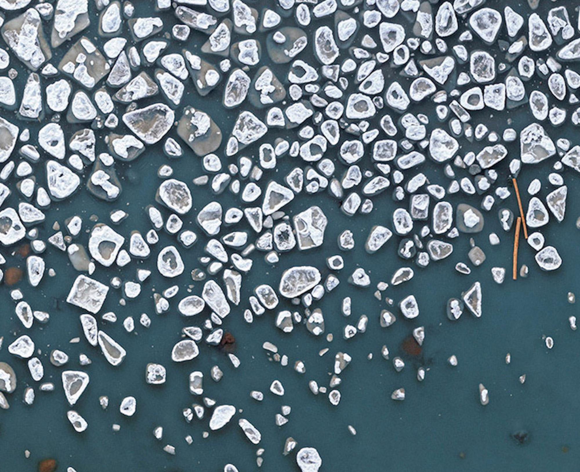 Hielo Báltico, Kakumaee 003 de Bernhard Lang - Fotografía aérea, invierno, azul en venta 3