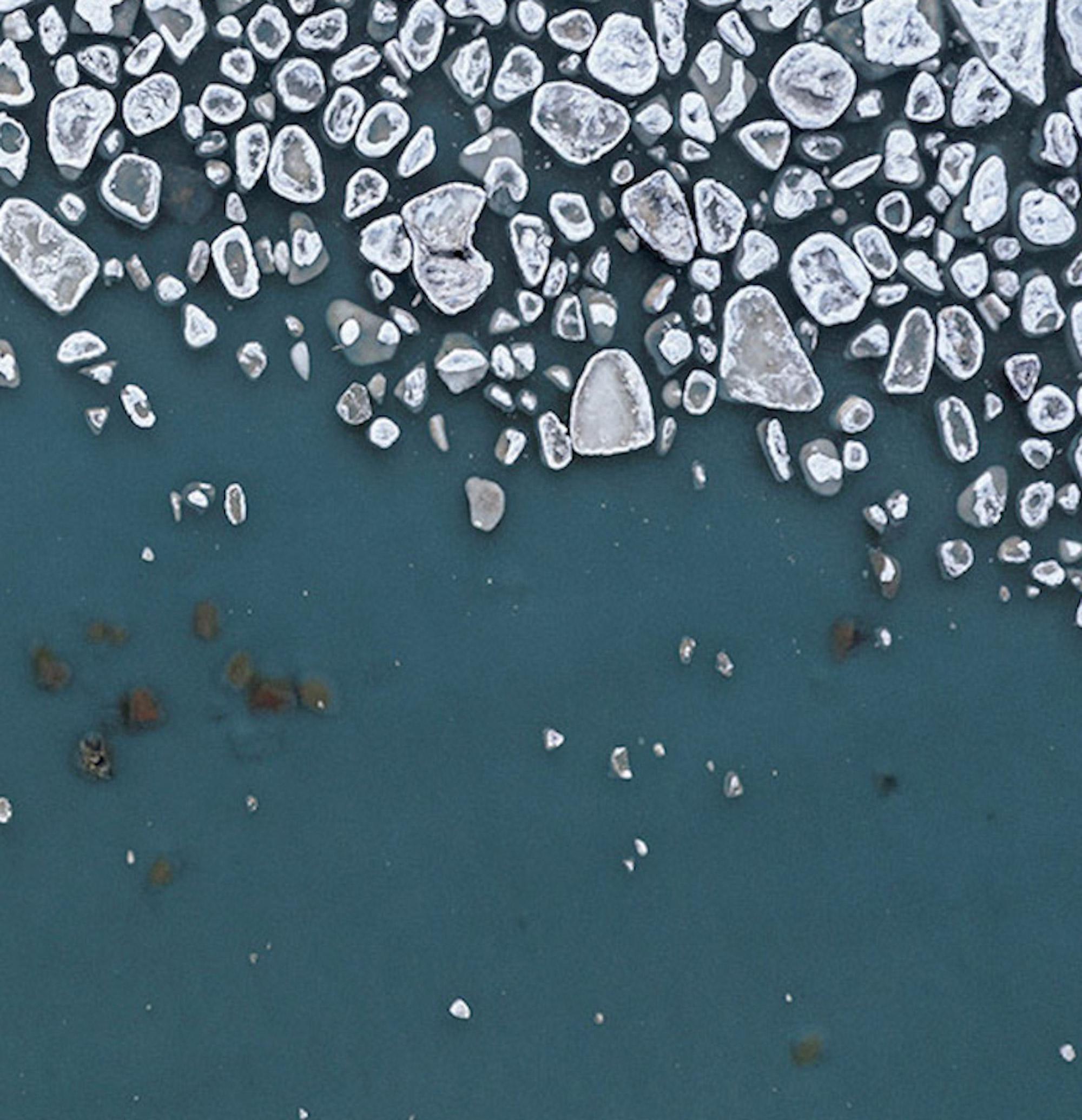 Hielo Báltico, Kakumaee 003 de Bernhard Lang - Fotografía aérea, invierno, azul en venta 4