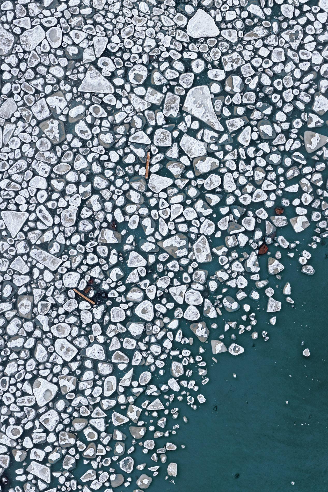 Hielo Báltico, Kakumaee 004 de Bernhard Lang - Fotografía aérea, enmarcada, invierno en venta 1