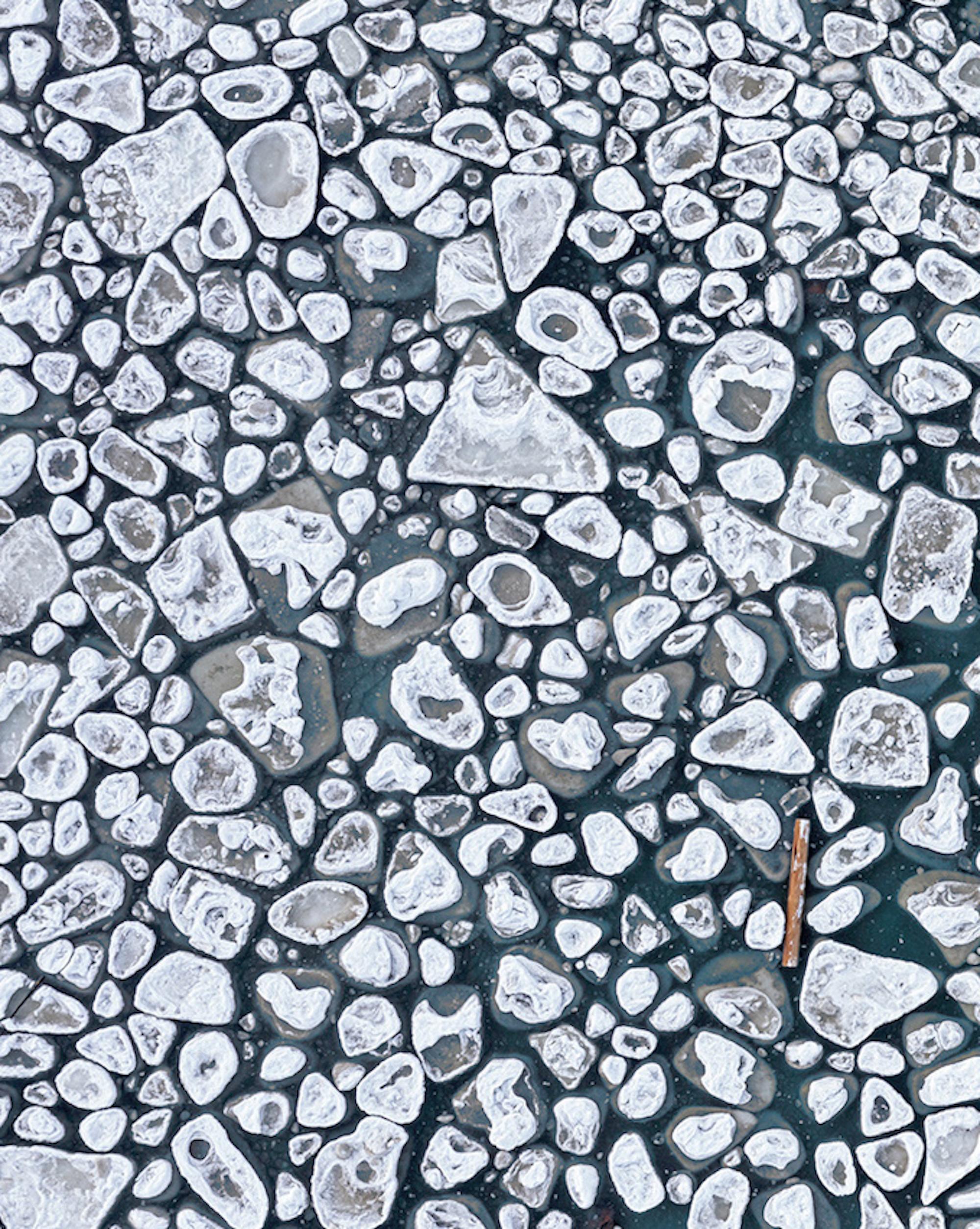 Hielo Báltico, Kakumaee 004 de Bernhard Lang - Fotografía aérea, invierno, azul en venta 2