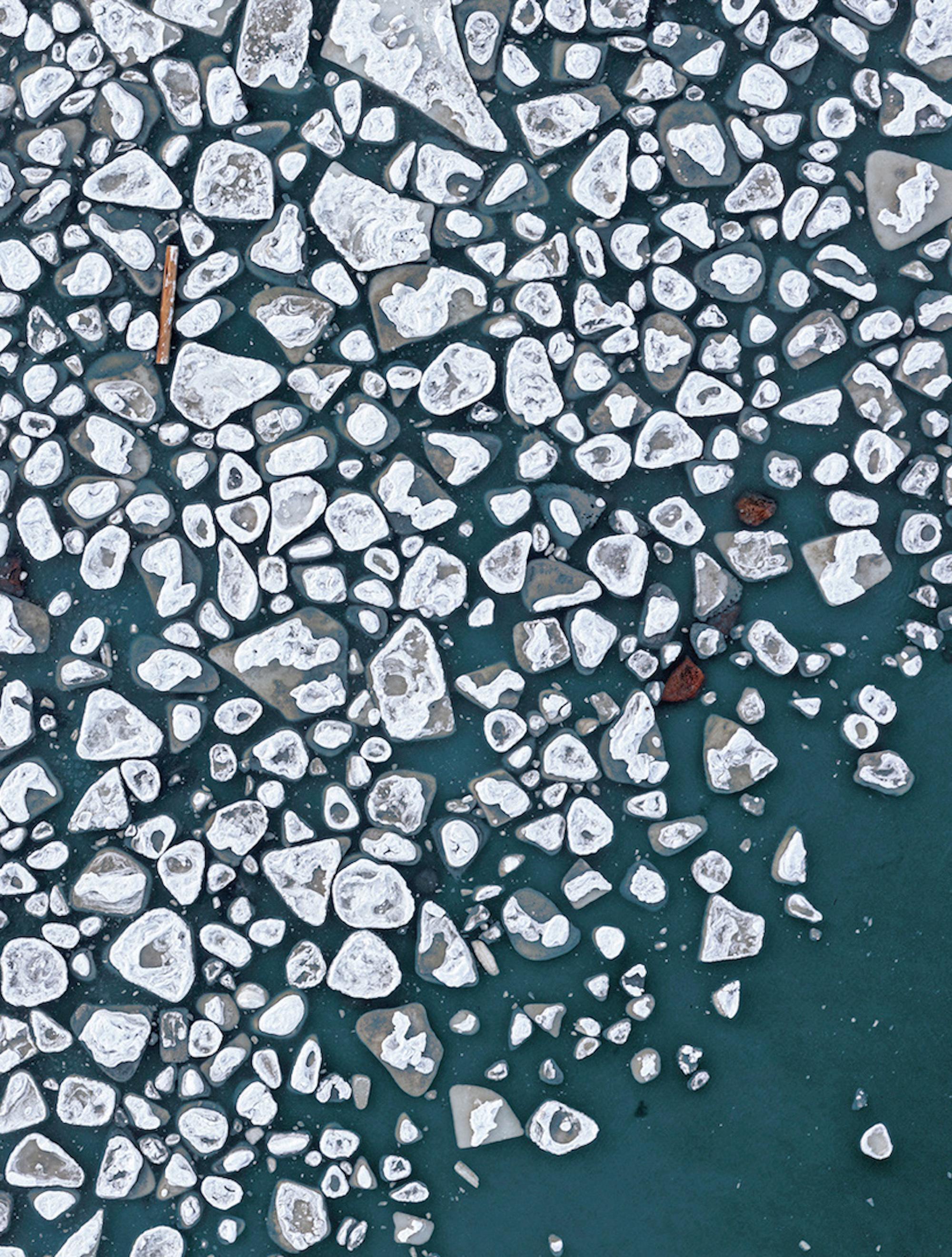 Hielo Báltico, Kakumaee 004 de Bernhard Lang - Fotografía aérea, invierno, azul en venta 3