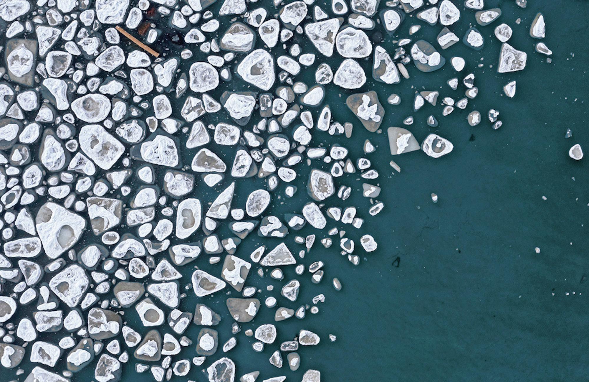 Hielo Báltico, Kakumaee 004 de Bernhard Lang - Fotografía aérea, invierno, azul en venta 4