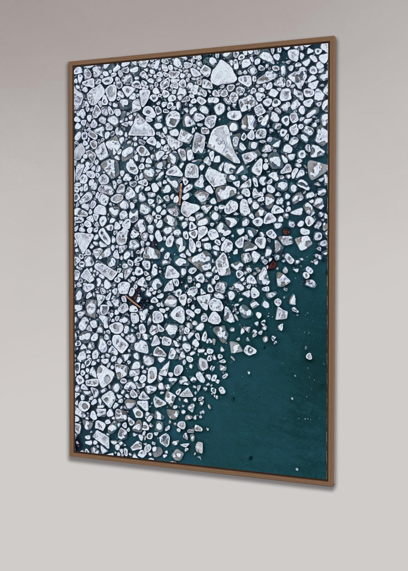 Hielo Báltico, Kakumaee 004 de Bernhard Lang - Fotografía aérea, invierno, azul en venta 7