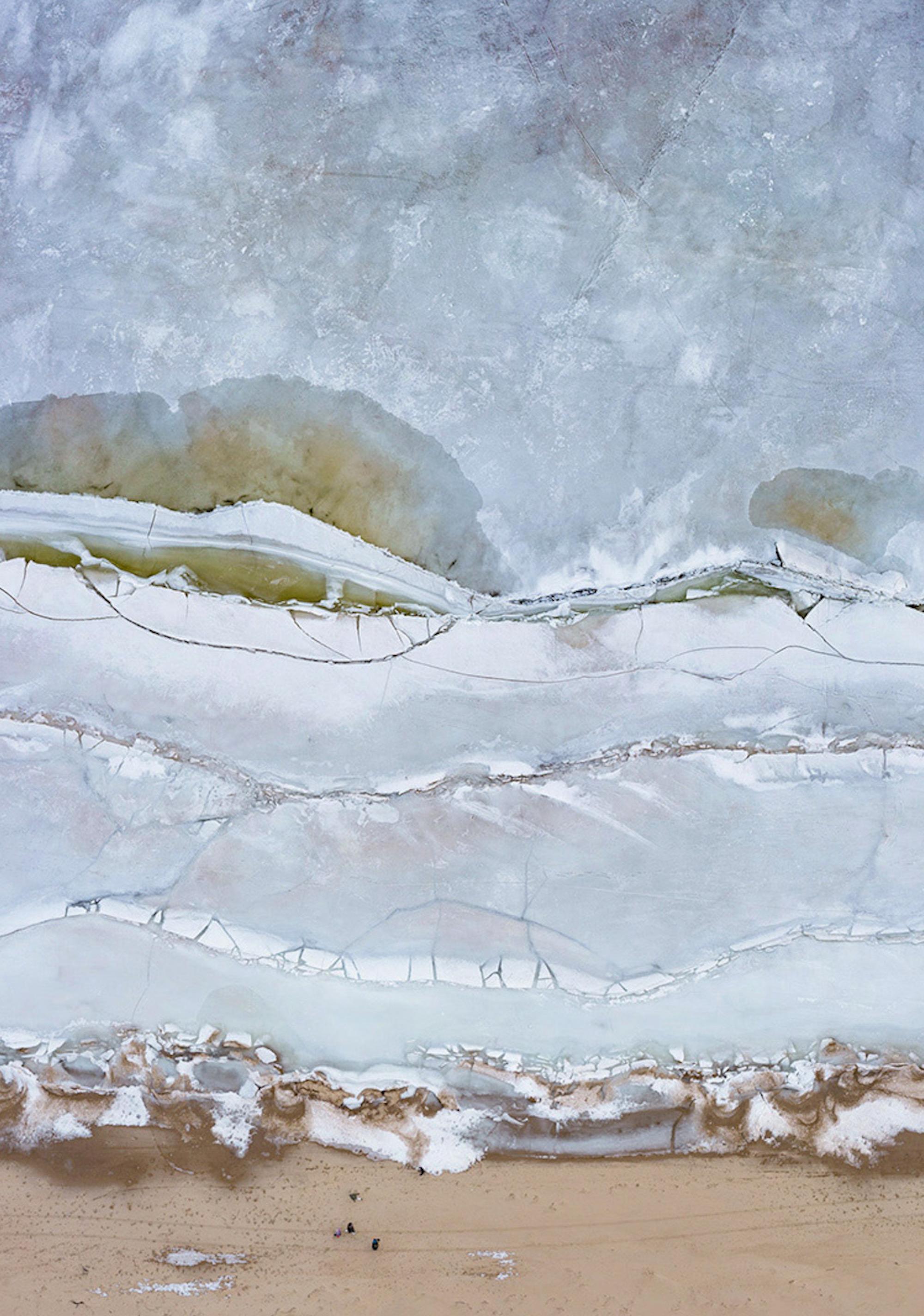 Ghiaccio del Baltico, Peipsi Jaerv 014 di Bernhard Lang - Fotografia aerea, inverno, blu in vendita 4