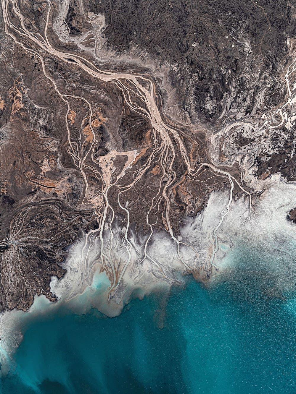 Lagunas del Báltico 001 es una fotografía en edición limitada del artista contemporáneo Bernhard Lang. 

Esta fotografía se vende sin enmarcar como impresión únicamente. Está disponible en 3 dimensiones:
*90 cm × 68 cm (35,4" × 26,8"), edición de 8