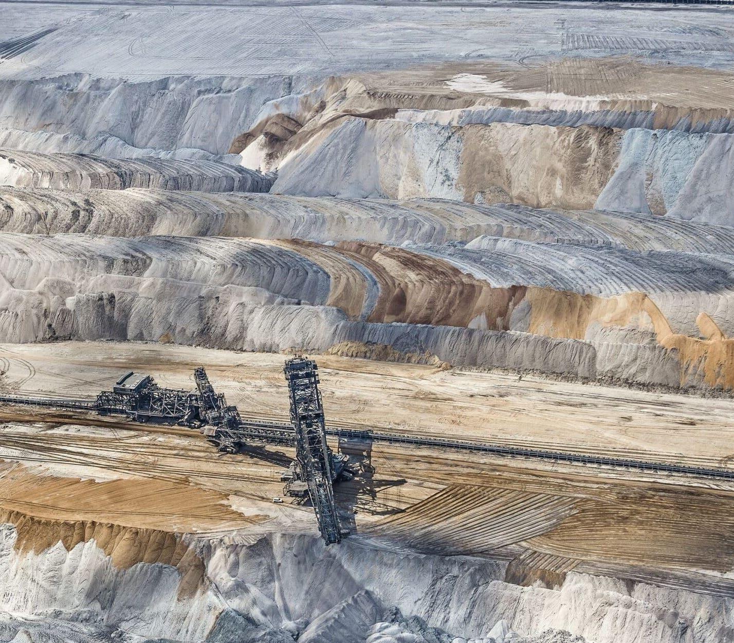 Coal Mine 2 von Bernhard Lang - Luftbildfotografie, Deutschland, Grau  im Angebot 4