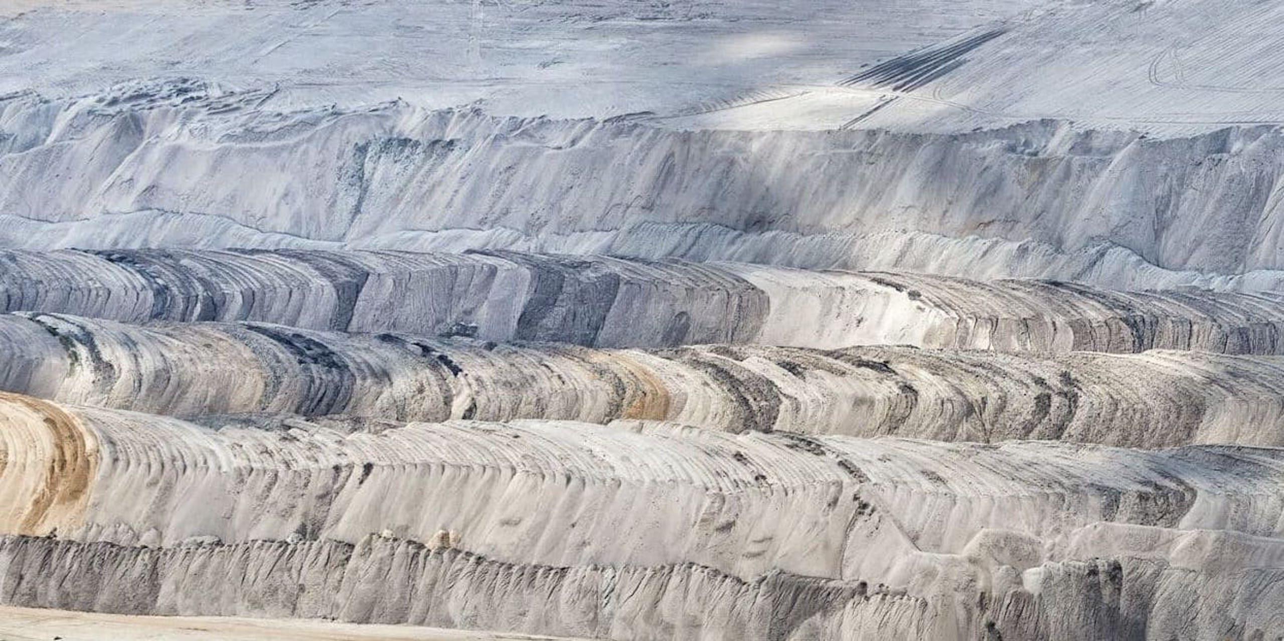 Coal Mine 2 von Bernhard Lang - Luftbildfotografie, Deutschland, Grau  im Angebot 5