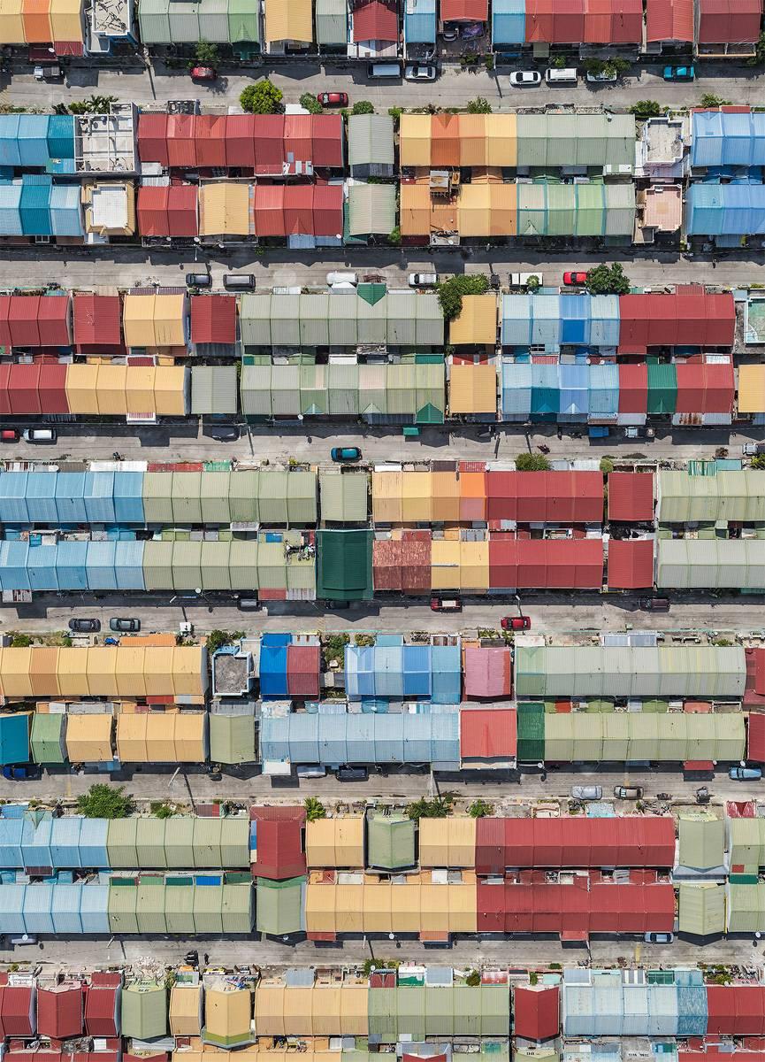 Aerial Views, Manila 07 est une photographie en édition limitée de l'artiste contemporain allemand Bernhard Lang. 
Depuis 2010, ce photographe se Dedicte à la photographie aérienne, parcourant le monde et recherchant des paysages singuliers impactés