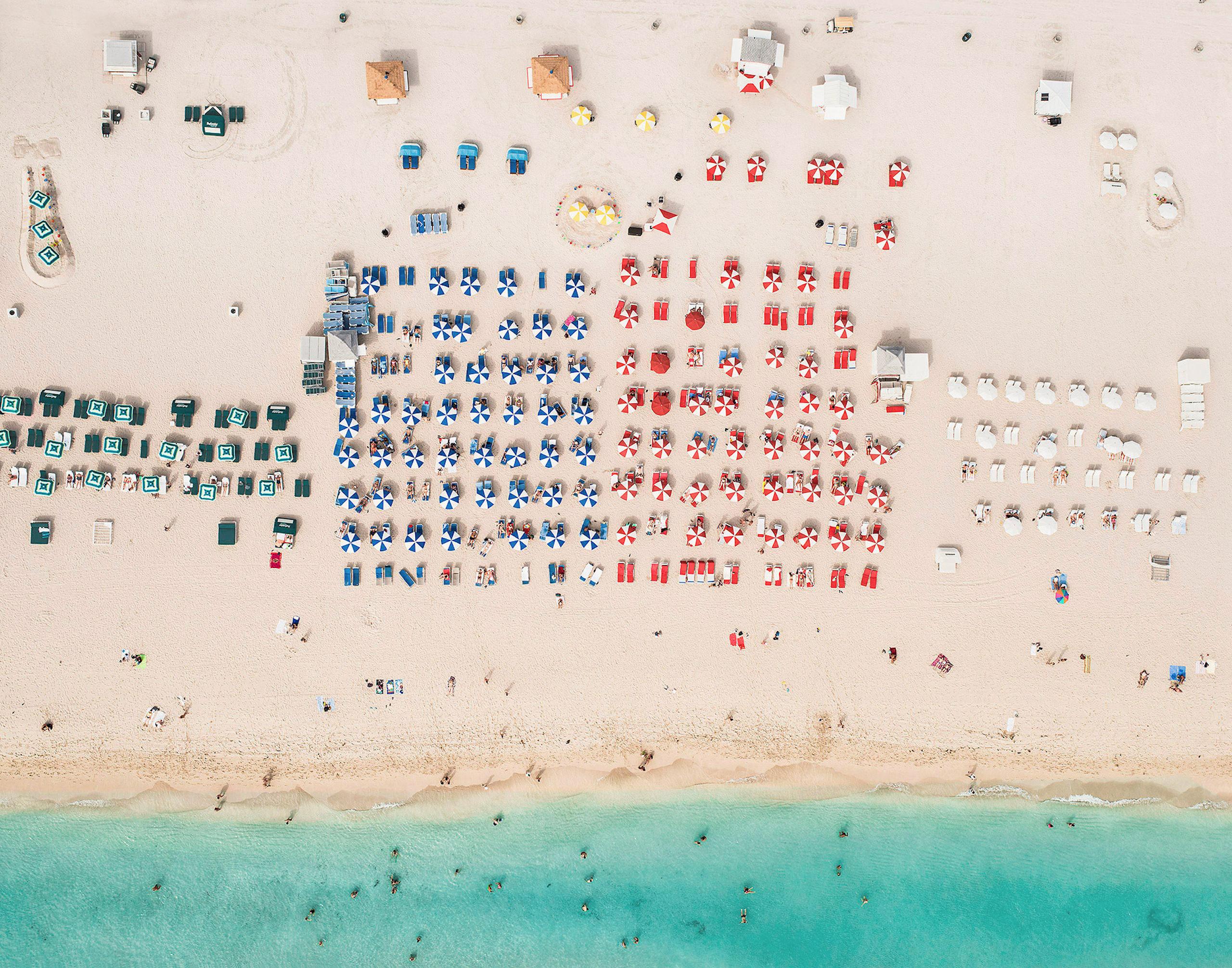 Miami II 003 è una fotografia in edizione limitata dell'artista contemporaneo tedesco Bernhard Lang. 

Questa fotografia viene venduta solo come stampa, senza cornice. È disponibile in 3 dimensioni:
*60 cm × 76 cm (23,6 × 29,9 in), edizione di 10