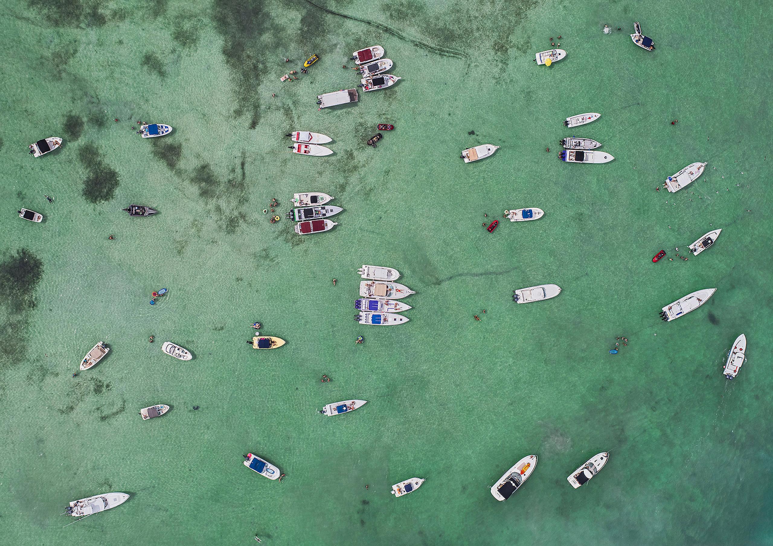 Miami II 010 von Bernhard Lang - Abstrakte Luftbildfotografie, Meer, Boote, Sommer