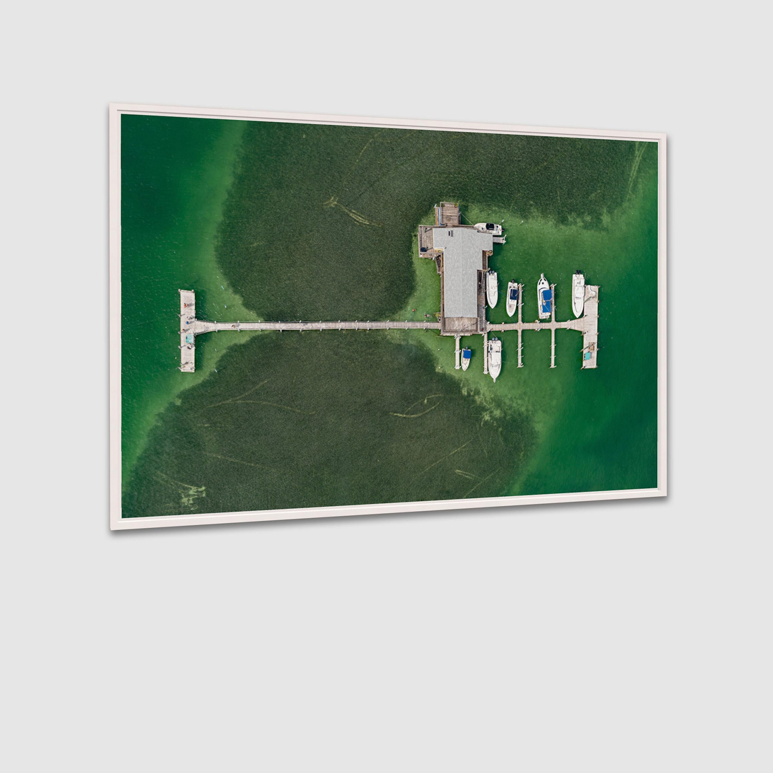 Miami II 013 von Bernhard Lang – abstrakte Luftaufnahme, Pier mit Booten im Angebot 3
