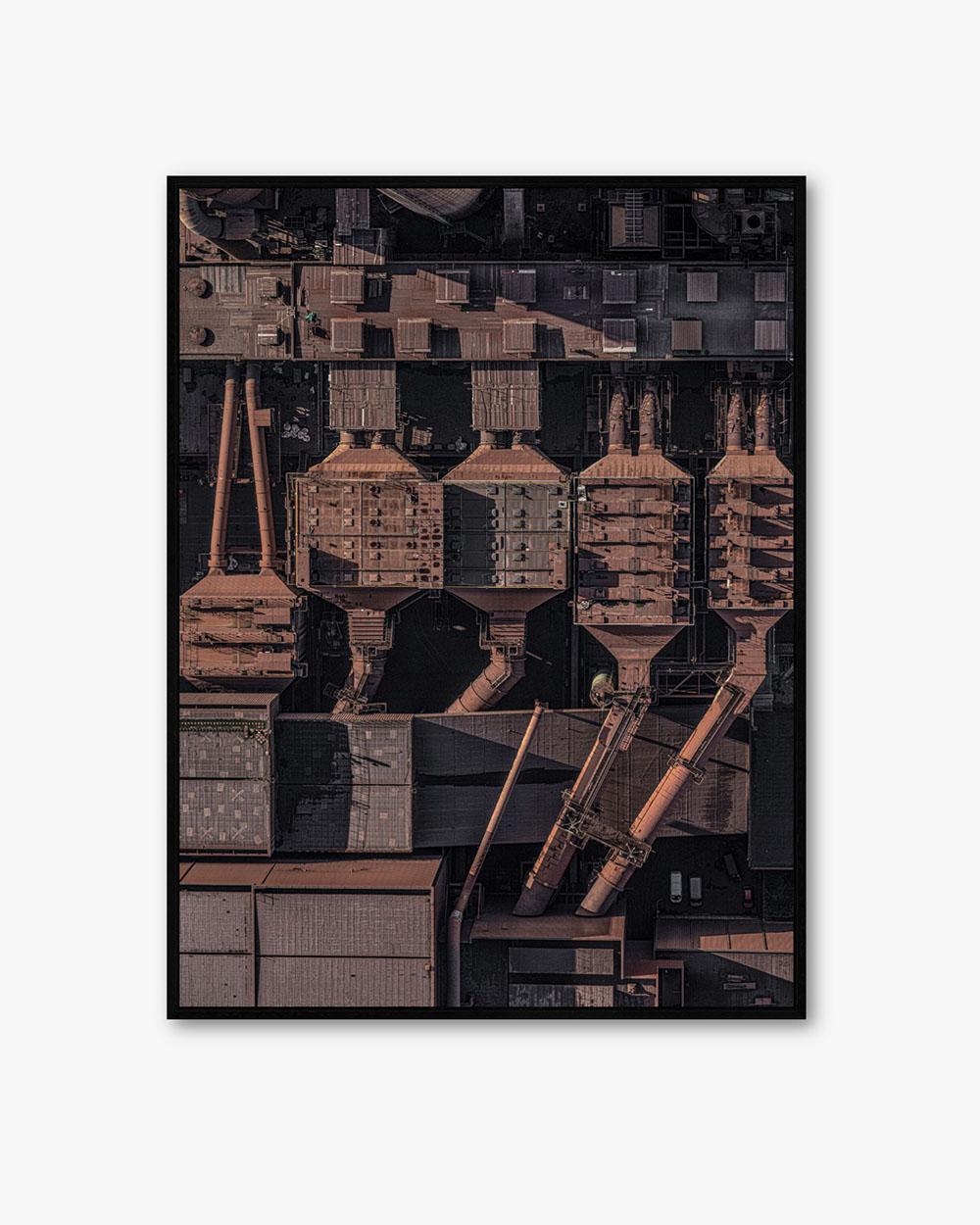 Stahlwerk 014, limitierte Auflage einer Fotografie des deutschen zeitgenössischen Künstlers Bernhard Lang. 
Seit 2010 widmet sich Bernhard Lang der Luftbildfotografie, reist um die Welt und sucht nach einzigartigen Landschaften, die durch