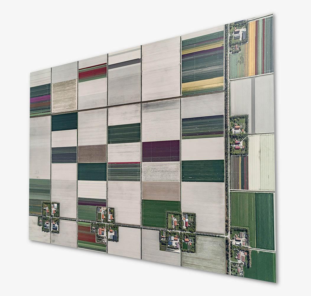 Campos de Tulipanes 01 de Bernhard Lang - Fotografía aérea abstracta, Países Bajos en venta 3