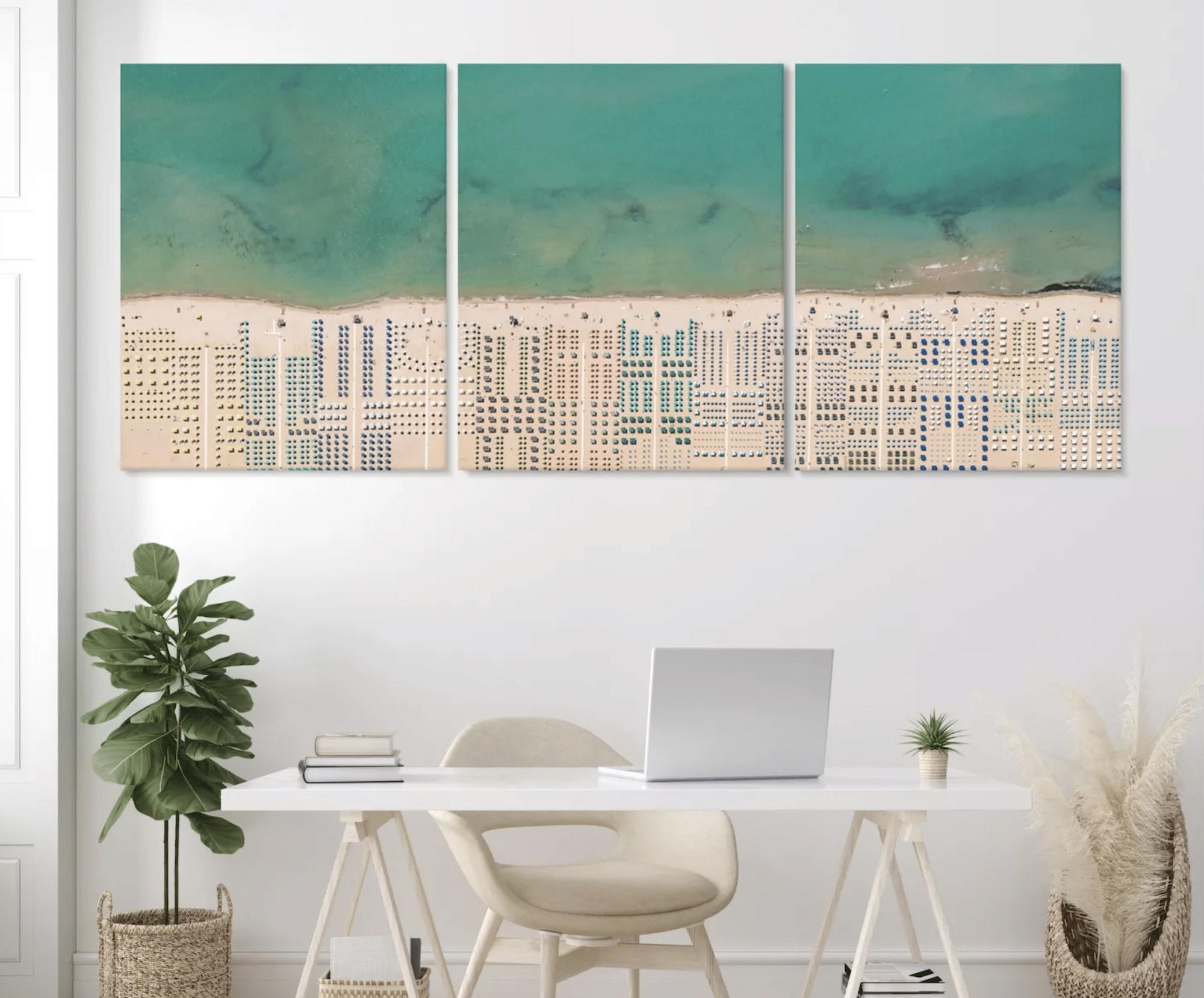 Versilia 02 (Tuscane, Italie) par Bernhard Lang - Photographie de plage aérienne, mer en vente 2