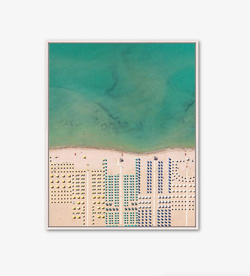 Versilia 02 (Tuscane, Italie) par Bernhard Lang - Photographie de plage aérienne, mer en vente 3