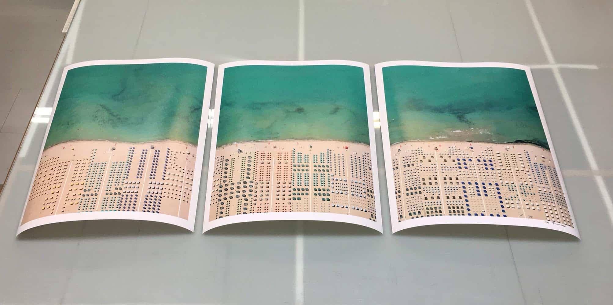 Versilia 02 (Tuscane, Italie) par Bernhard Lang - Photographie de plage aérienne, mer en vente 4