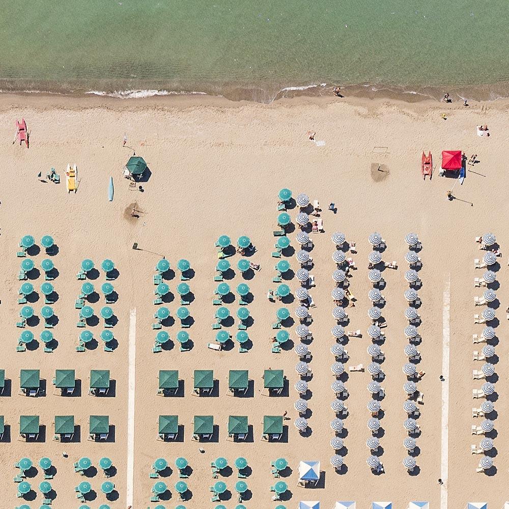 Versilia 02 (Tuscane, Italie) par Bernhard Lang - Photographie de plage aérienne, mer en vente 5