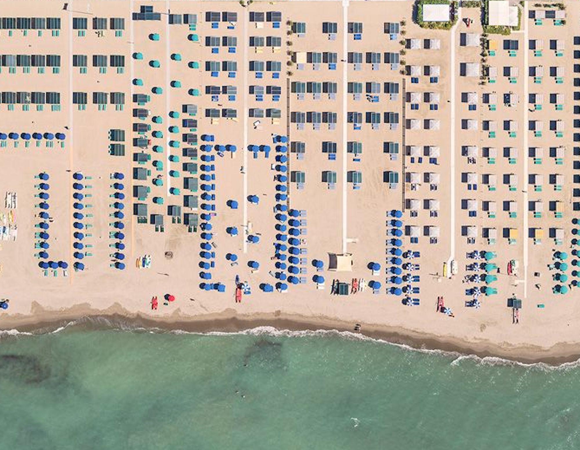 Versilia 03 (Toskana, Italien) von Bernhard Lang - Luftaufnahmen vom Strand, Meer im Angebot 3