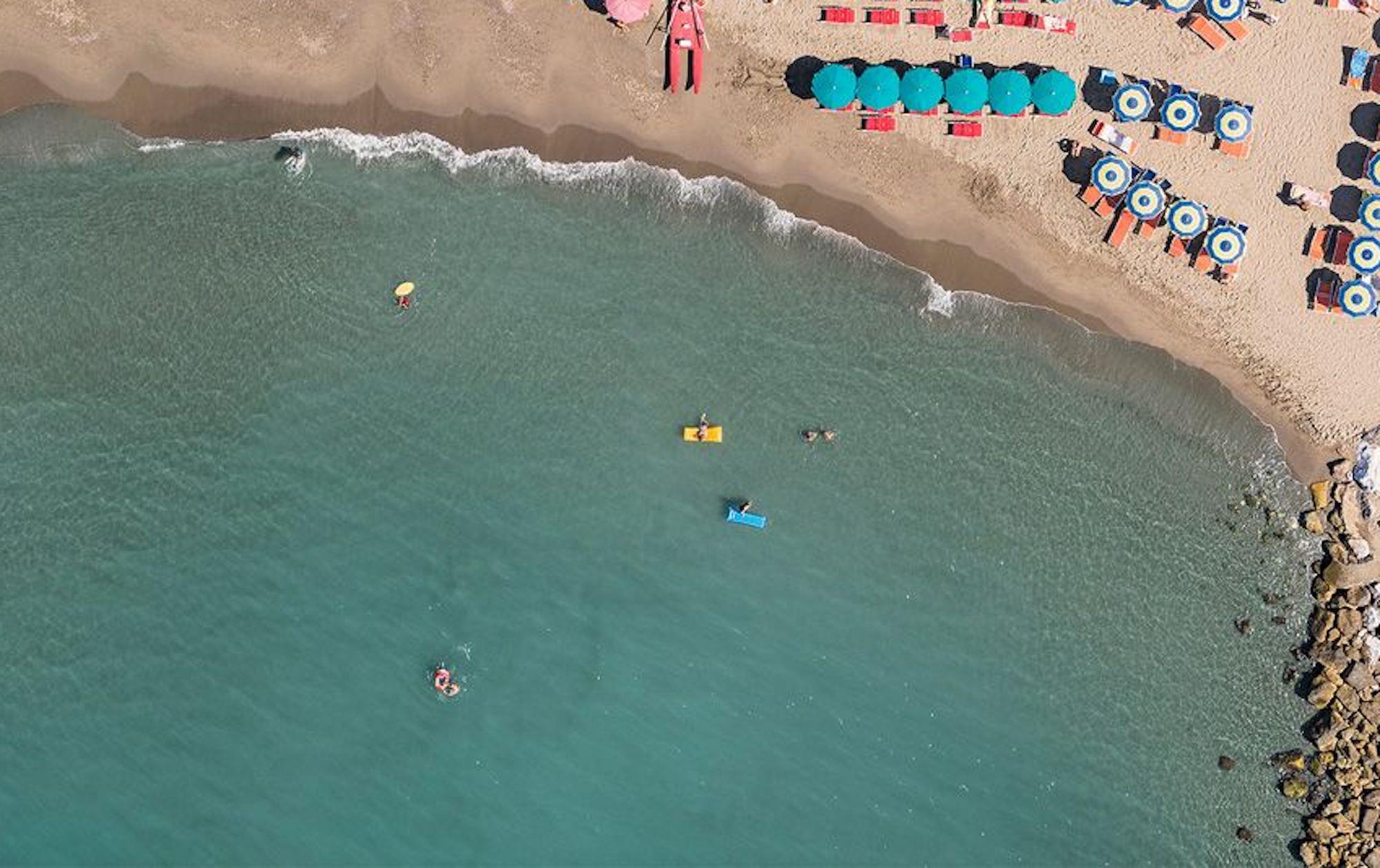 Versilia 07 (Toskana, Italien) von Bernhard Lang - Luftaufnahmen vom Strand, Meer im Angebot 2