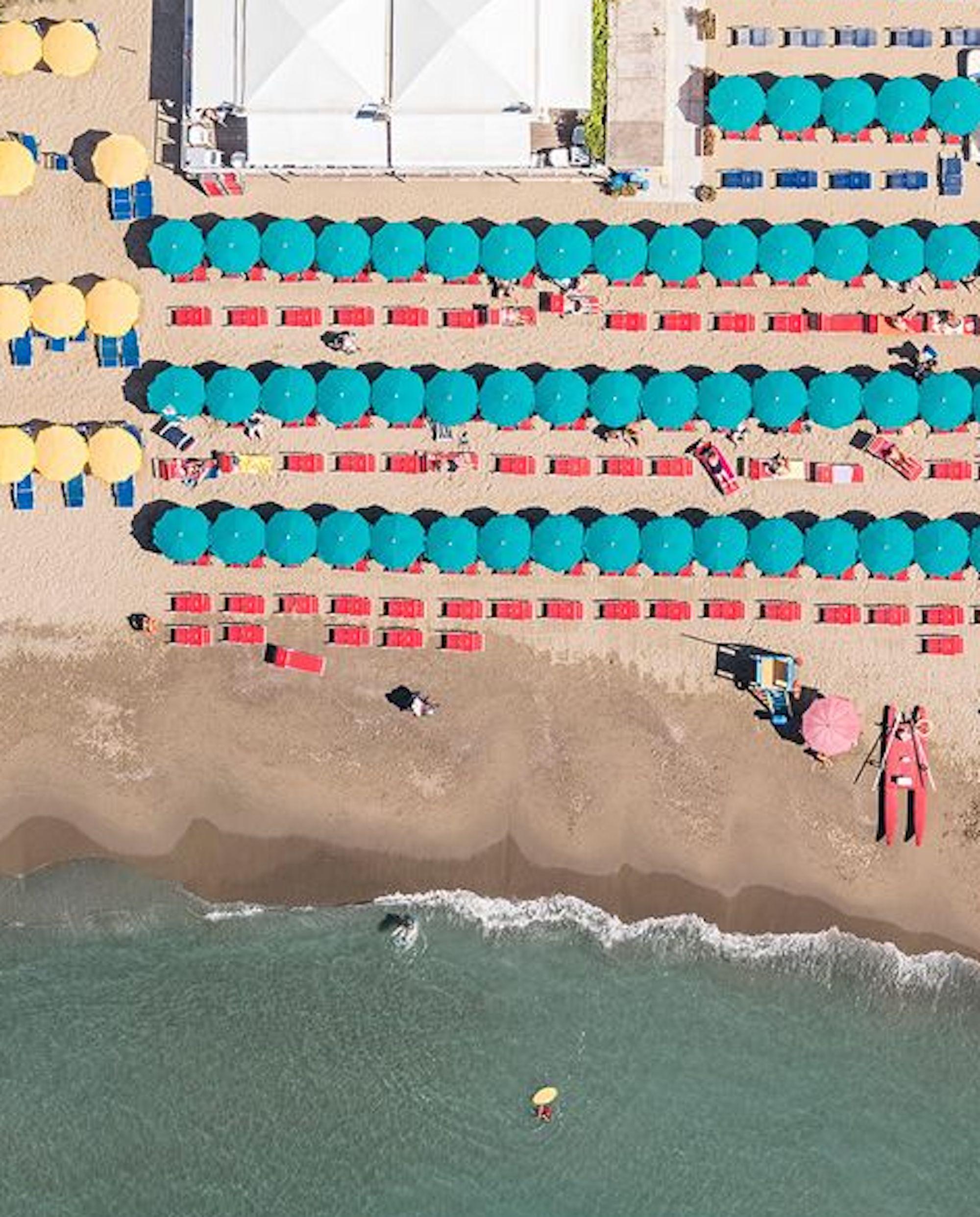 Versilia 07 (Toskana, Italien) von Bernhard Lang - Luftaufnahmen vom Strand, Meer im Angebot 3