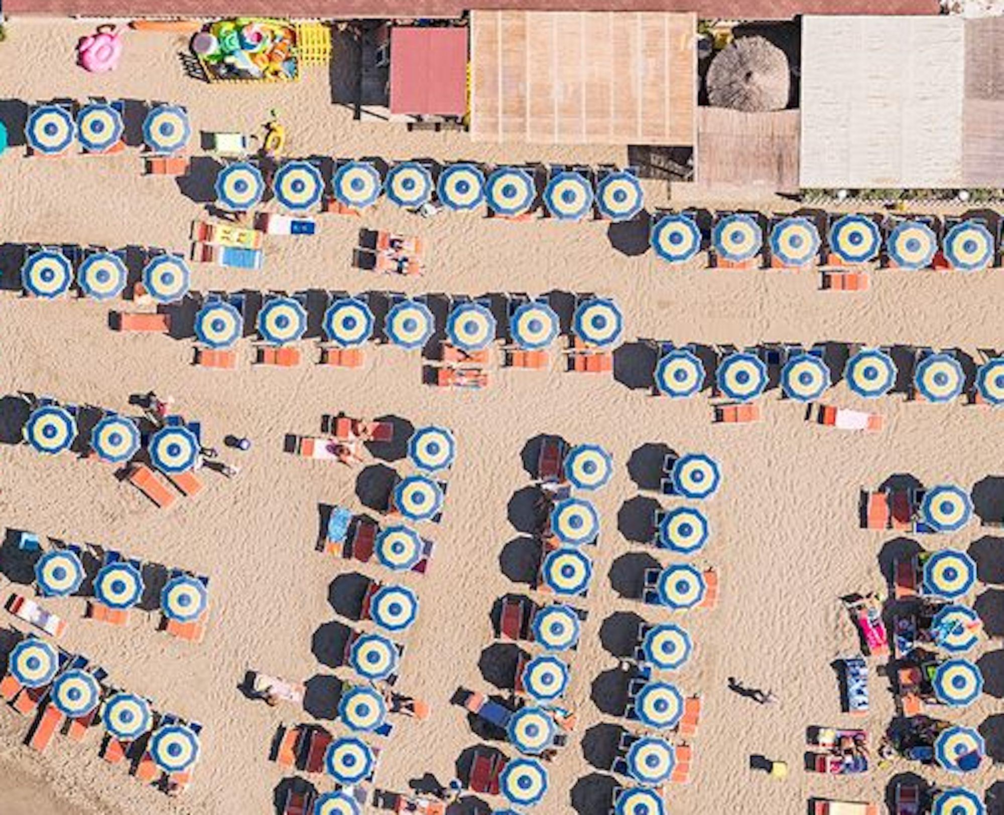 Versilia 07 (Toskana, Italien) von Bernhard Lang - Luftaufnahmen vom Strand, Meer im Angebot 4