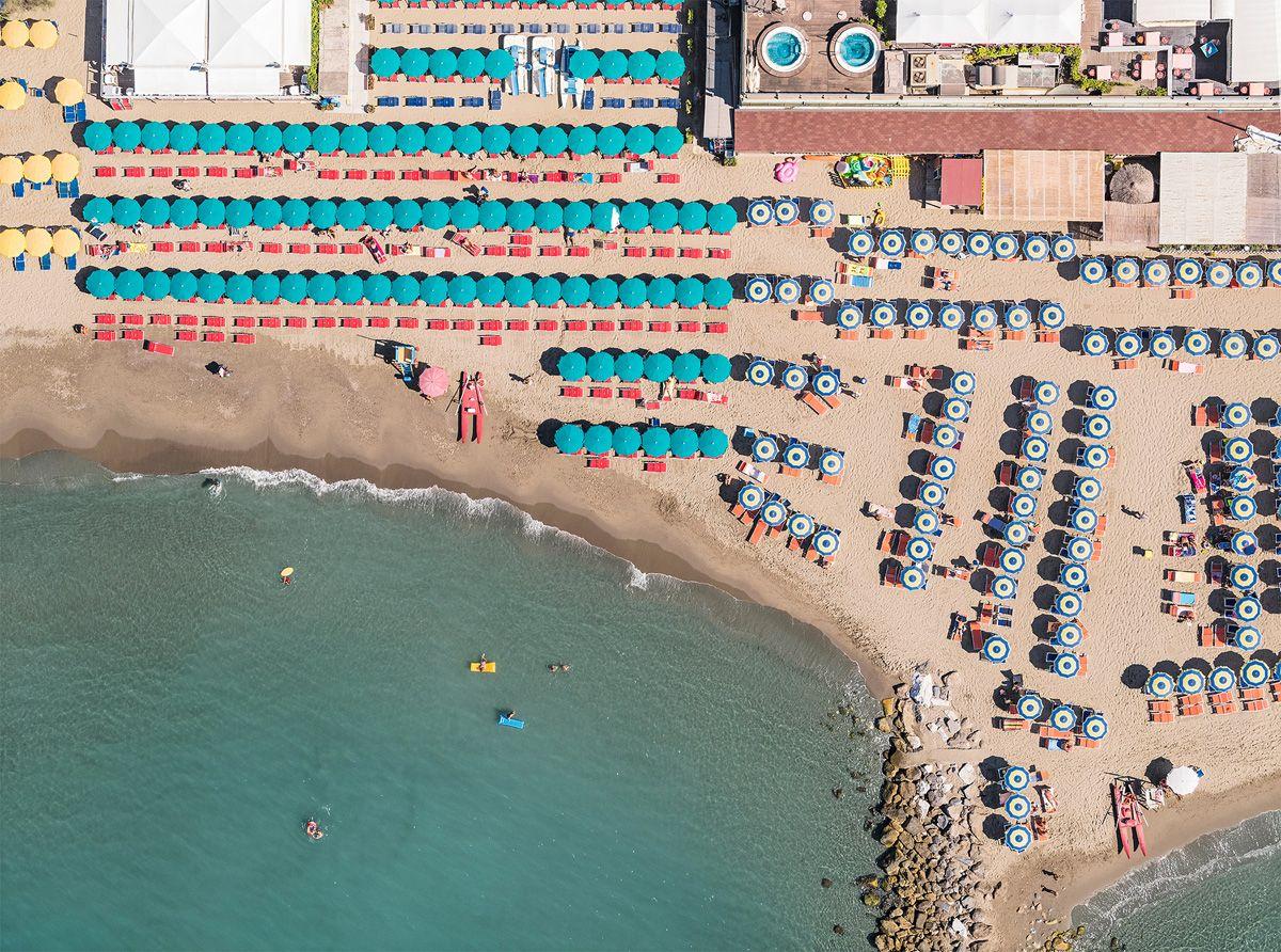 Versilia 07 ist eine limitierte Auflage der Fotografie des deutschen zeitgenössischen Künstlers Bernhard Lang. 

Dieses Foto wird nur als ungerahmter Abzug verkauft. Sie ist in 3 Dimensionen erhältlich:
*60 × 80 cm (23,6 × 31,5 in), Auflage 10