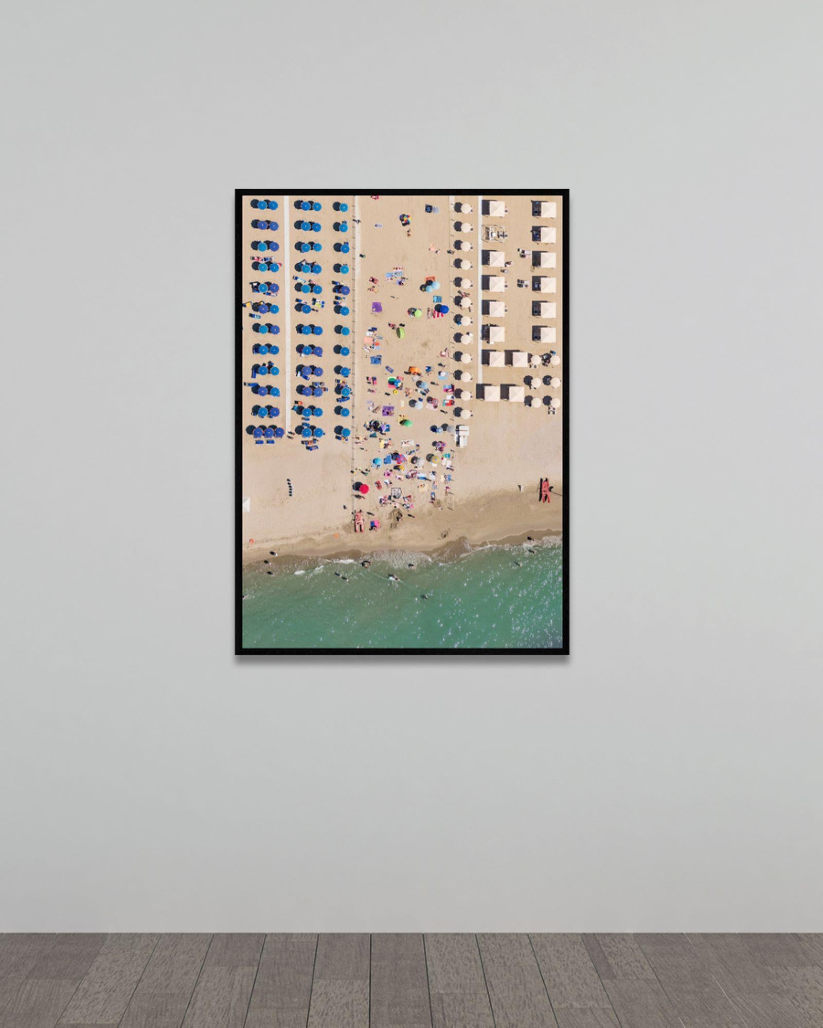 Versilia 08 (Toskana, Italien) von Bernhard Lang - Luftaufnahmen vom Strand, Meer im Angebot 3