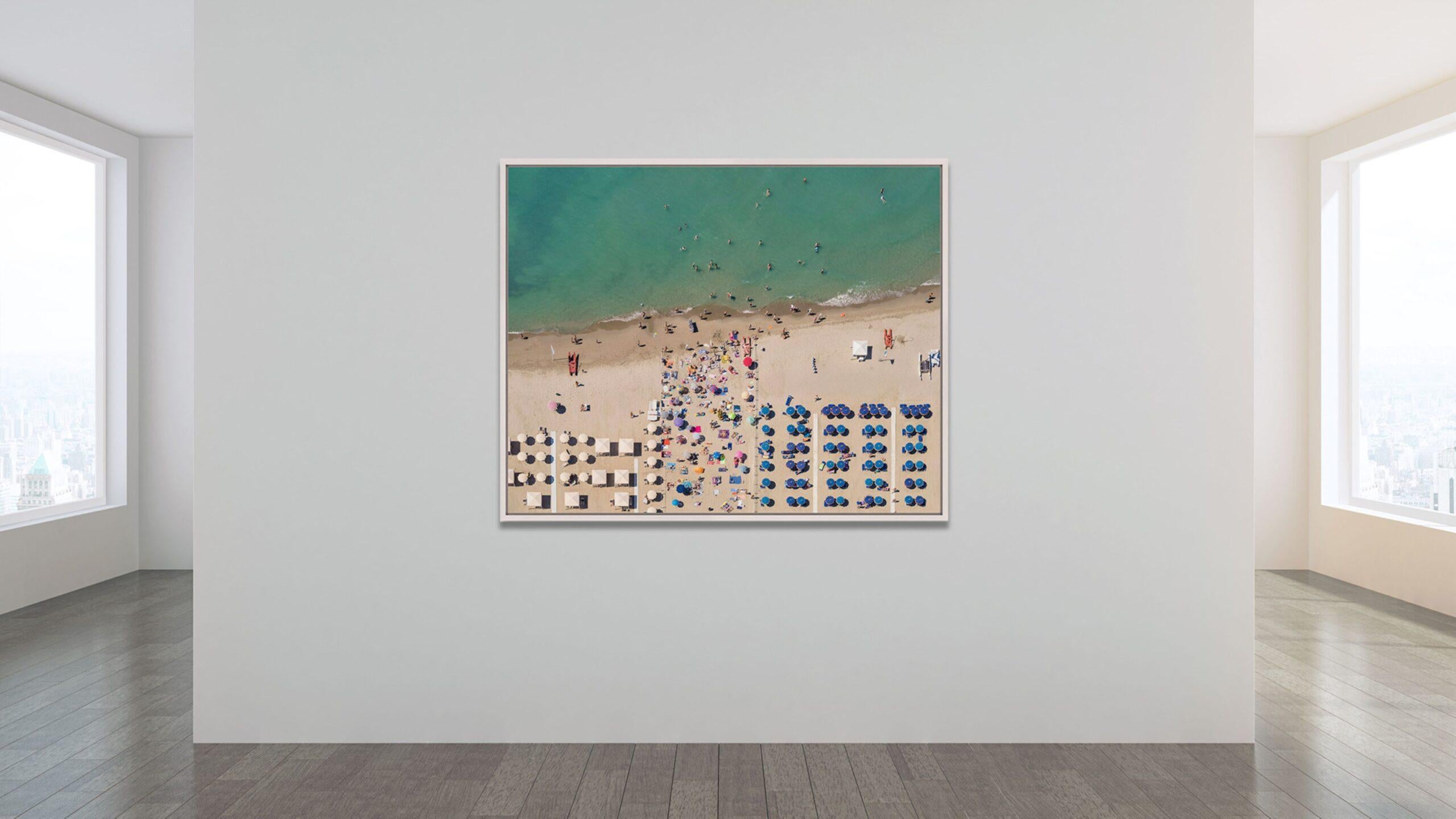 Versilia 09 (Toskana, Italien) von Bernhard Lang - Luftaufnahmen vom Strand, Meer im Angebot 2