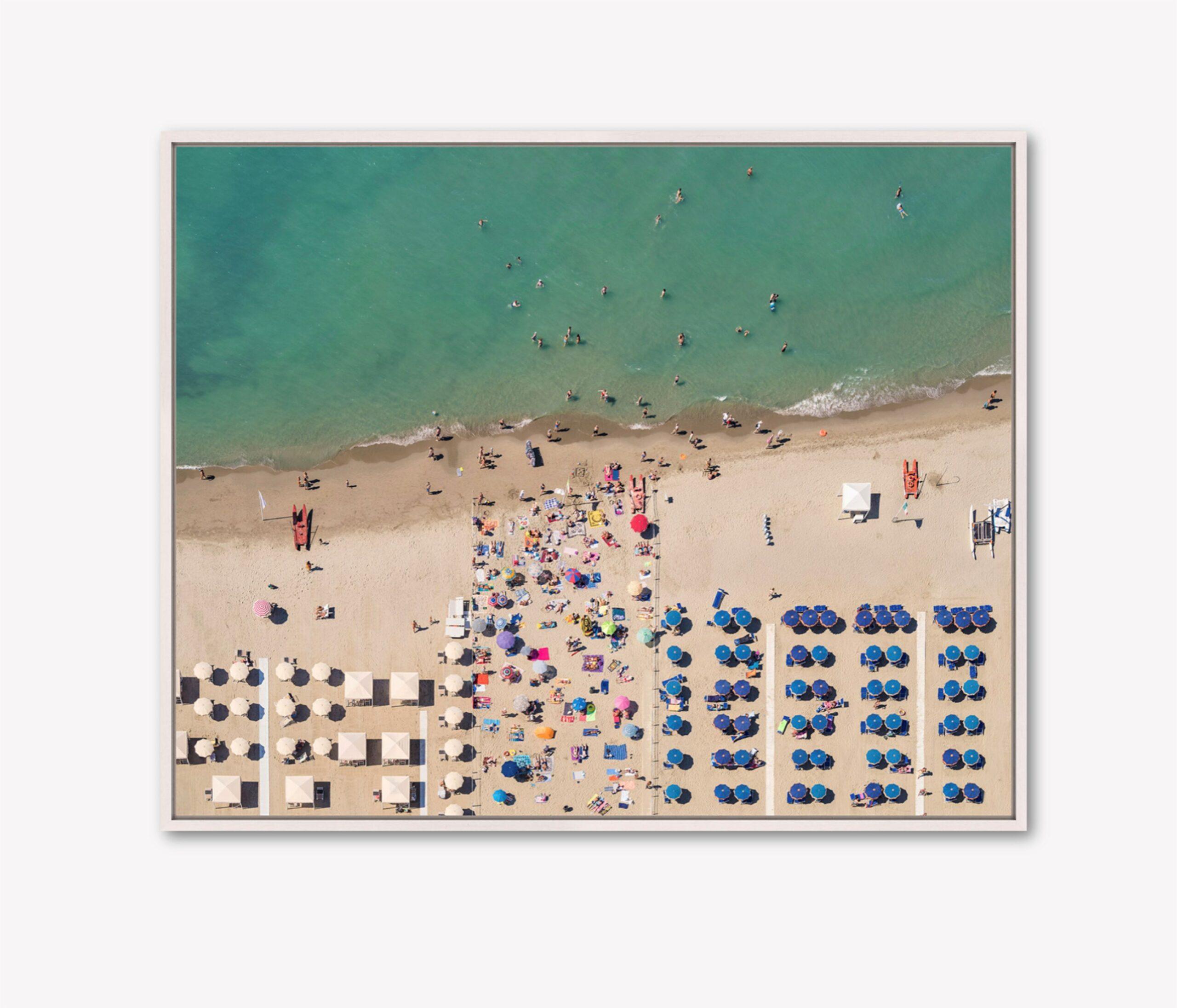 Versilia 09 (Toskana, Italien) von Bernhard Lang - Luftaufnahmen vom Strand, Meer im Angebot 3