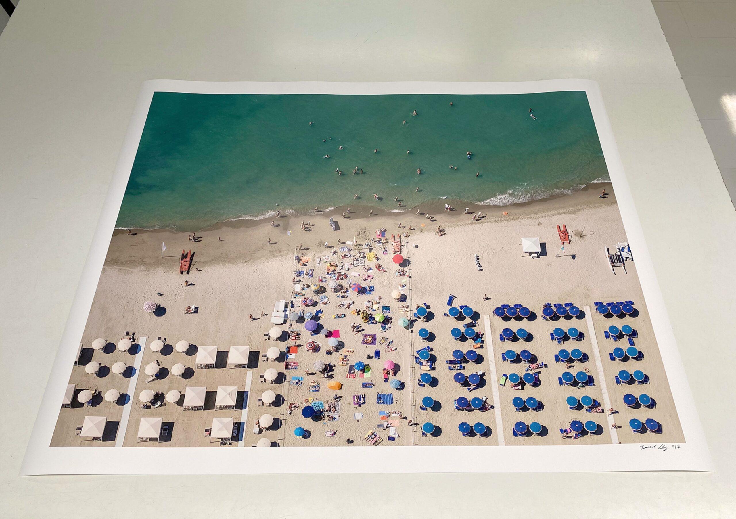 Versilia 09 (Toskana, Italien) von Bernhard Lang - Luftaufnahmen vom Strand, Meer im Angebot 5