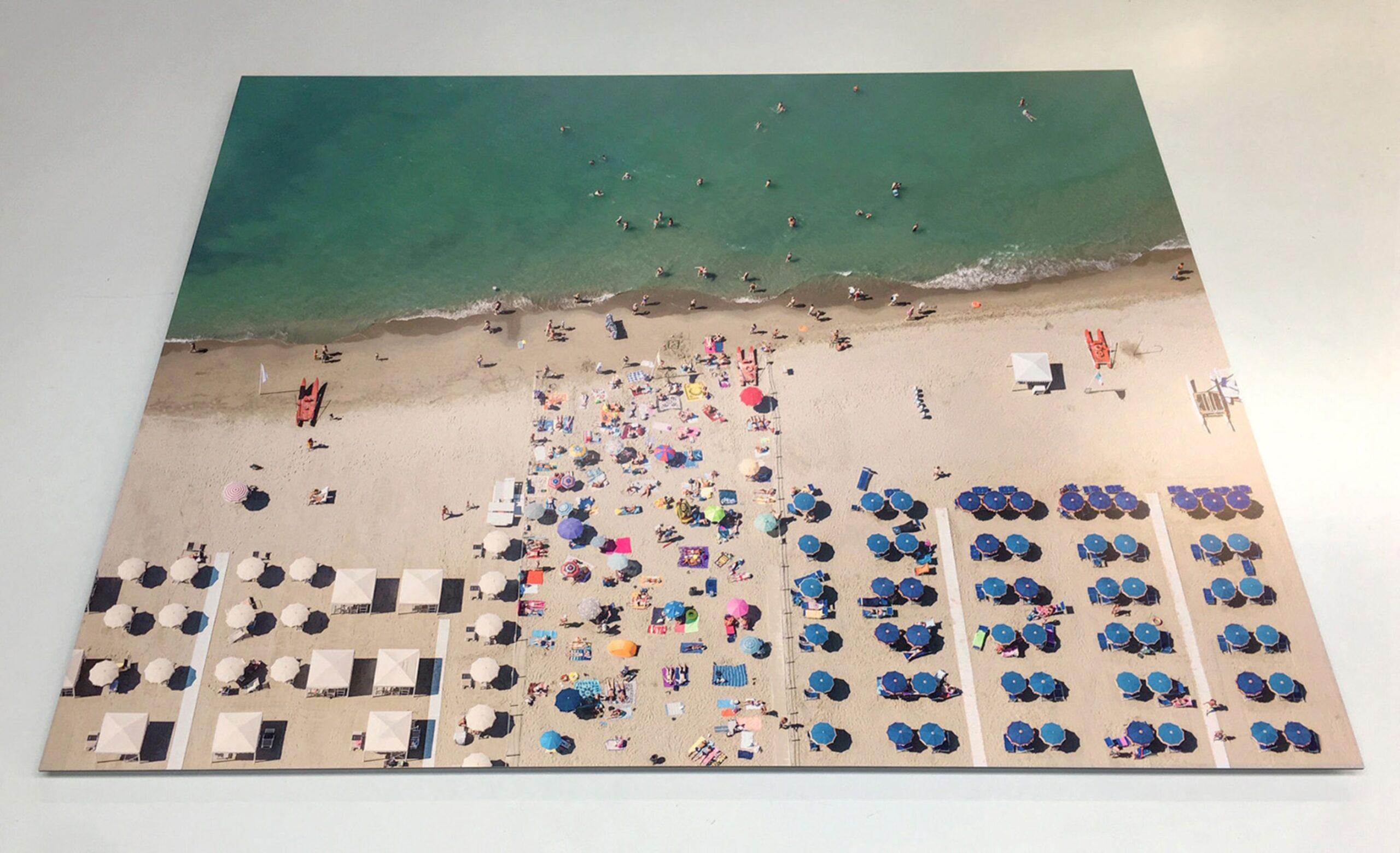 Versilia 09 (Toskana, Italien) von Bernhard Lang - Luftaufnahmen vom Strand, Meer im Angebot 6
