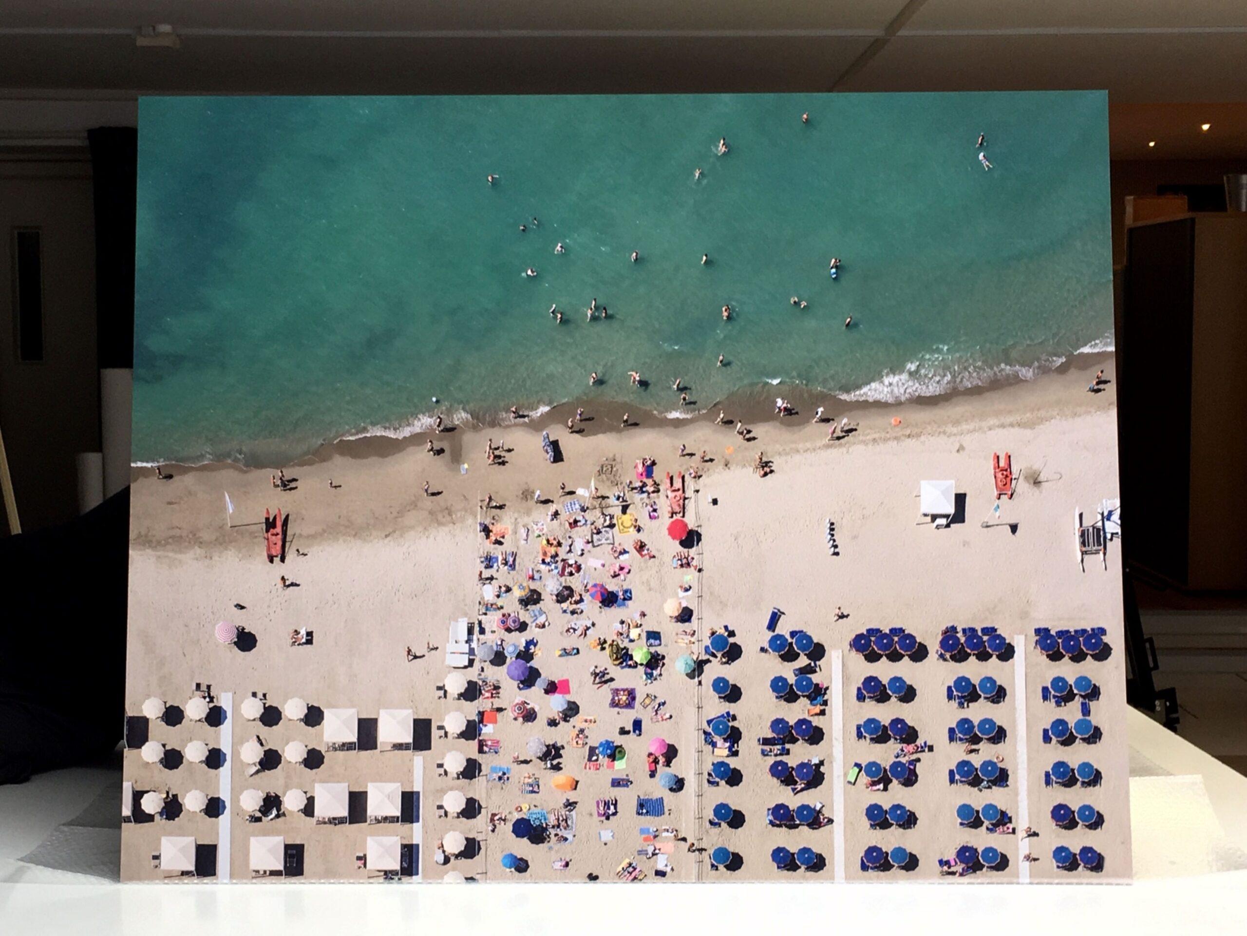 Versilia 09 (Toskana, Italien) von Bernhard Lang - Luftaufnahmen vom Strand, Meer im Angebot 7