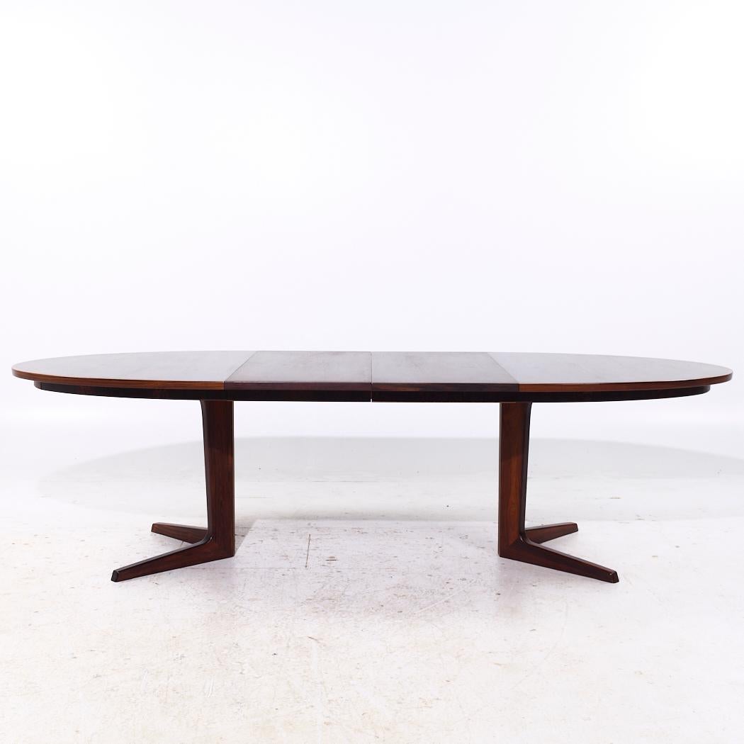Bernhard Pedersen Table de salle à manger à rallonge en palissandre danois du milieu du siècle avec 2 abattants

Cette table mesure : 68 large x 44,75 profond x 28,5 pouces de haut, avec un dégagement pour les chaises de 27,25 pouces, chaque feuille