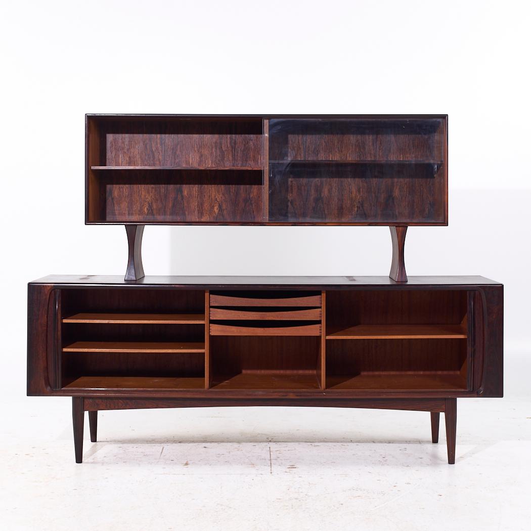 Bernhard Pedersen Credenza e credenza con ante a tamburo in palissandro danese della metà del secolo scorso

La credenza misura: 82,75 larghezza x 19,5 profondità x 31,75 pollici di altezza
Il mobile misura: 65,25 larghezza x 12 profondità x 30