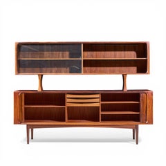 Bernhard Pedersen Crédence et huche en bois de rose danois du milieu du siècle avec porte à tambour