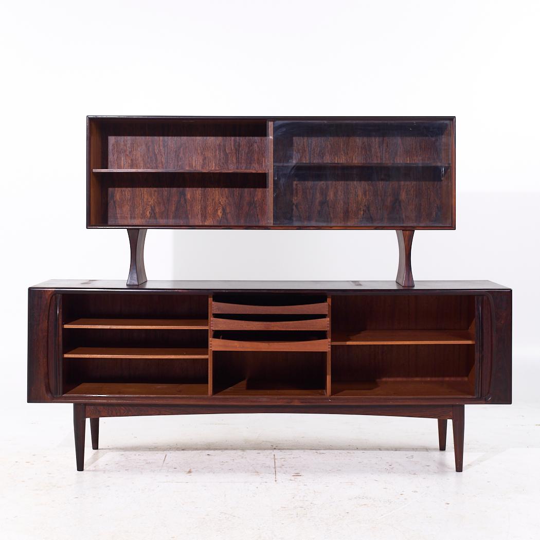 Mid-Century moderno Bernhard Pedersen Credenza e credenza con ante a tamburo in palissandro danese della metà del secolo scorso in vendita