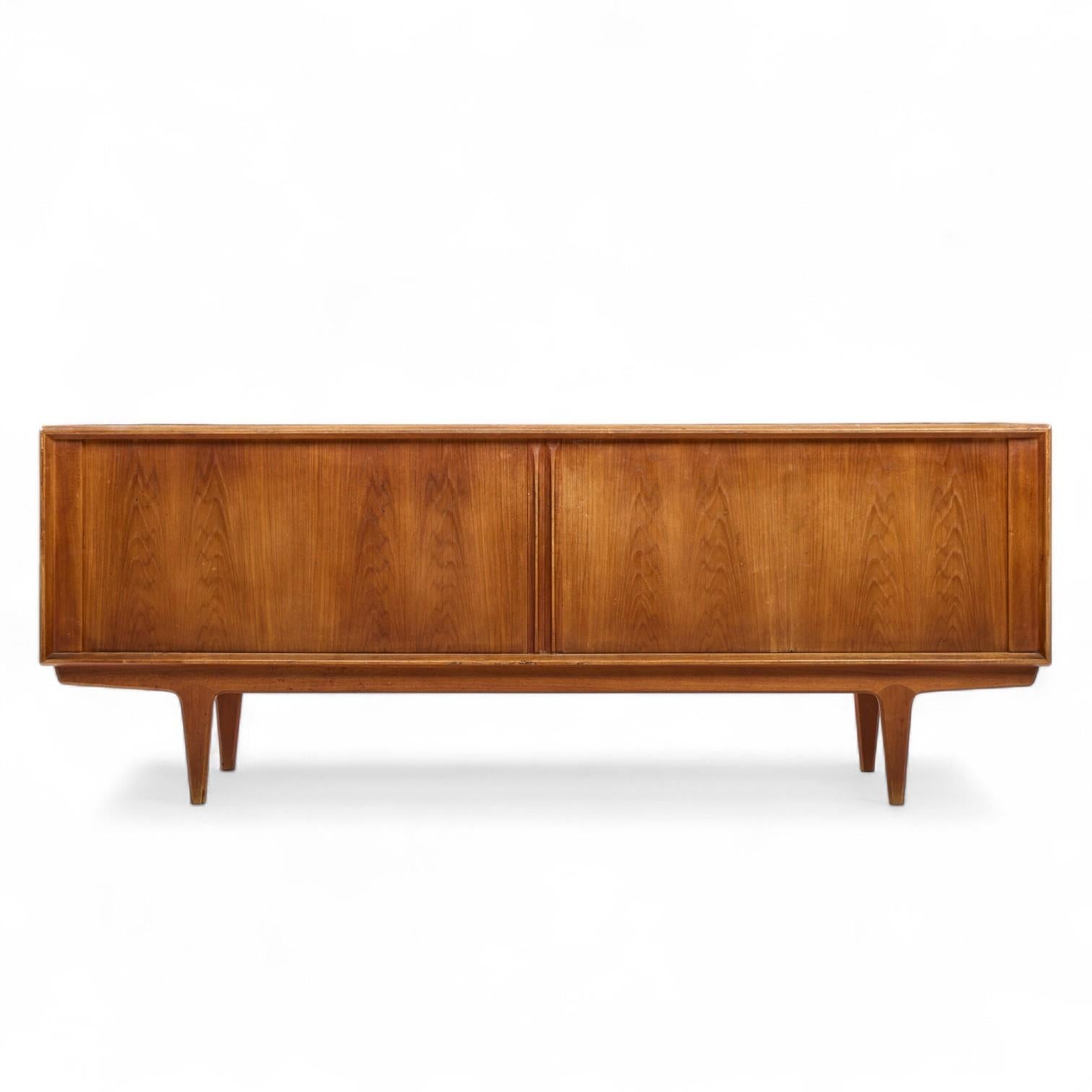 Credenza con puerta de tambor de teca danesa de mediados de siglo Bernhard Pedersen

Este aparador mide 82,75 de ancho x 20 de fondo x 31,25 pulgadas de alto

Estado Vintage Regular - La pieza tiene un fuerte desgaste por manchas. Falta la pieza del